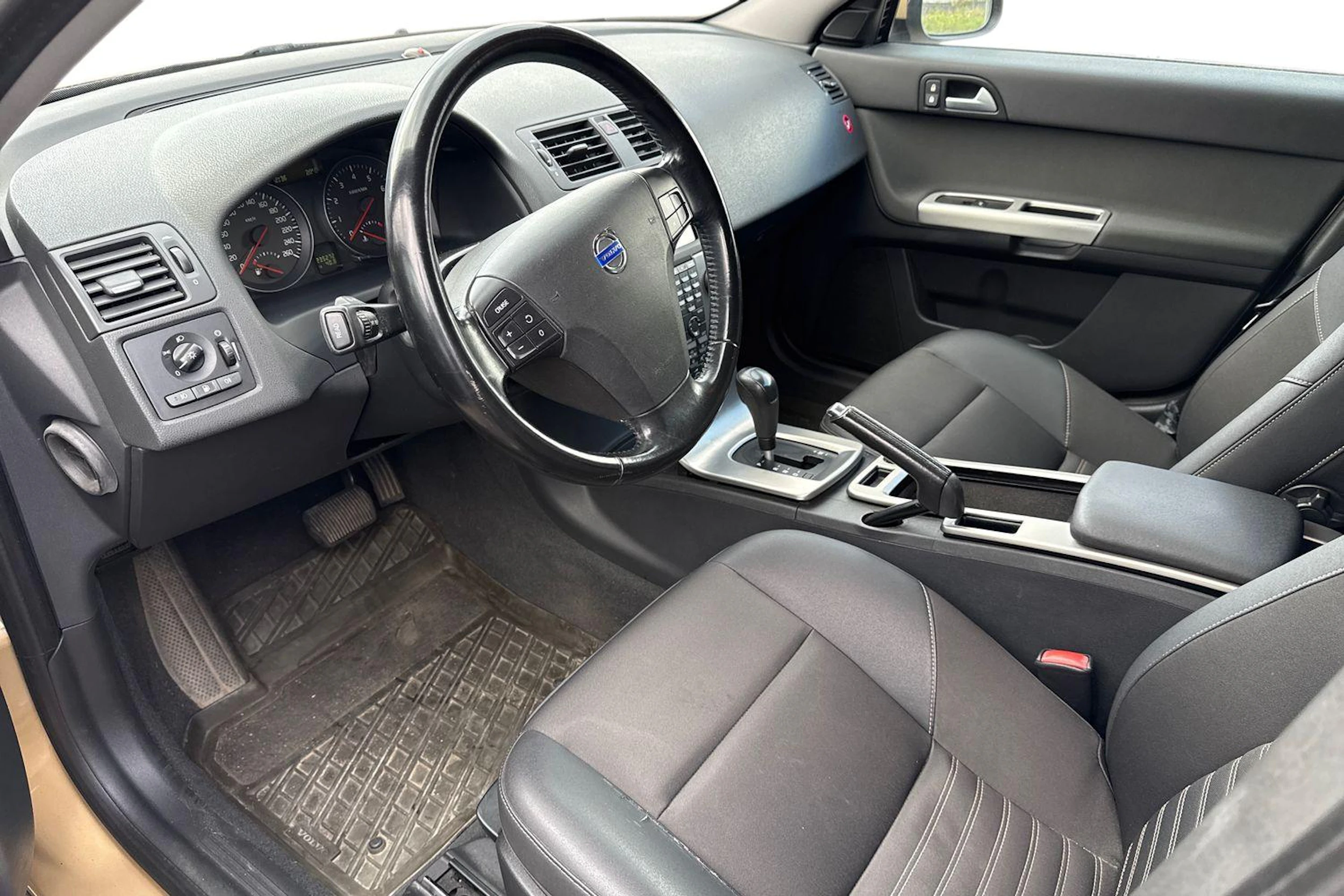 Ruskea (beige) Volvo V50 2009 kuva 3.