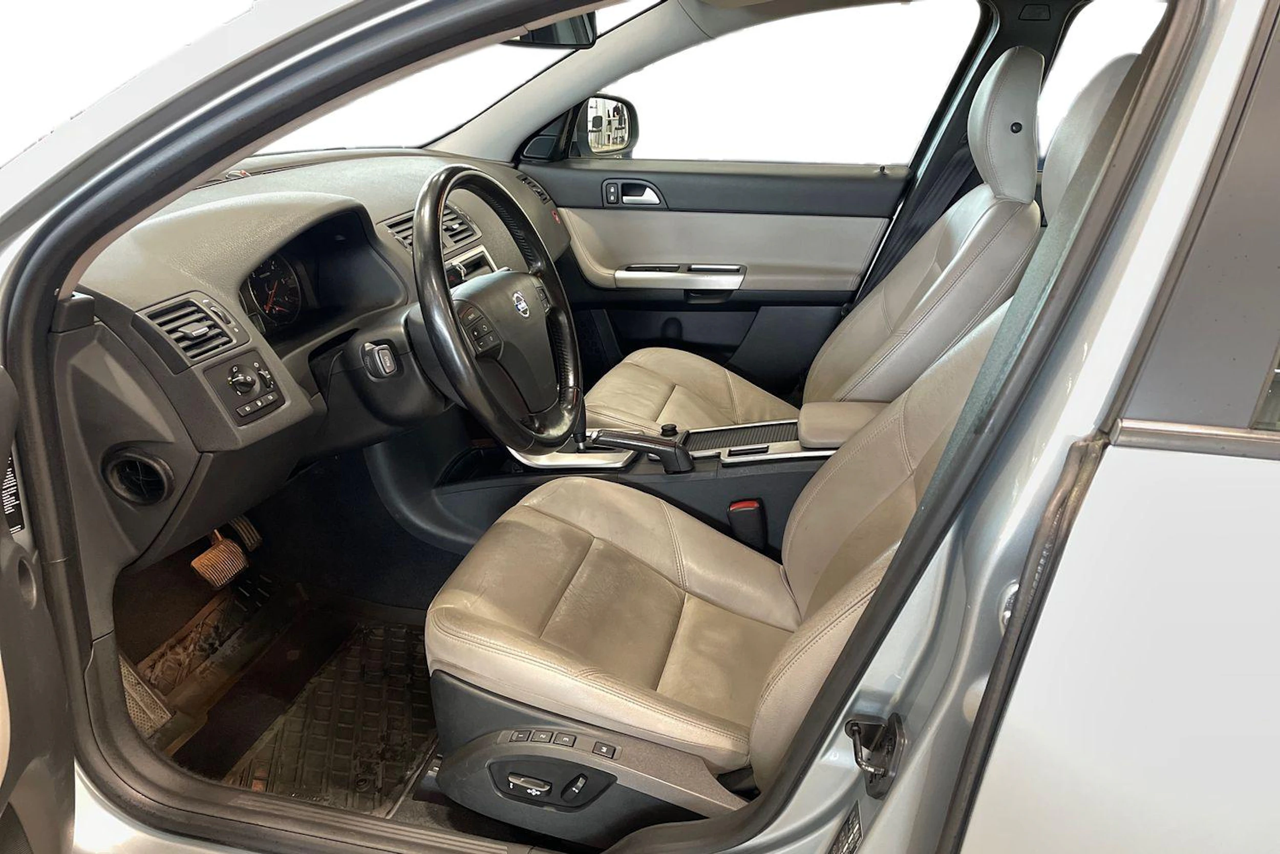 harmaa Volvo V50 2010 kuva 7.