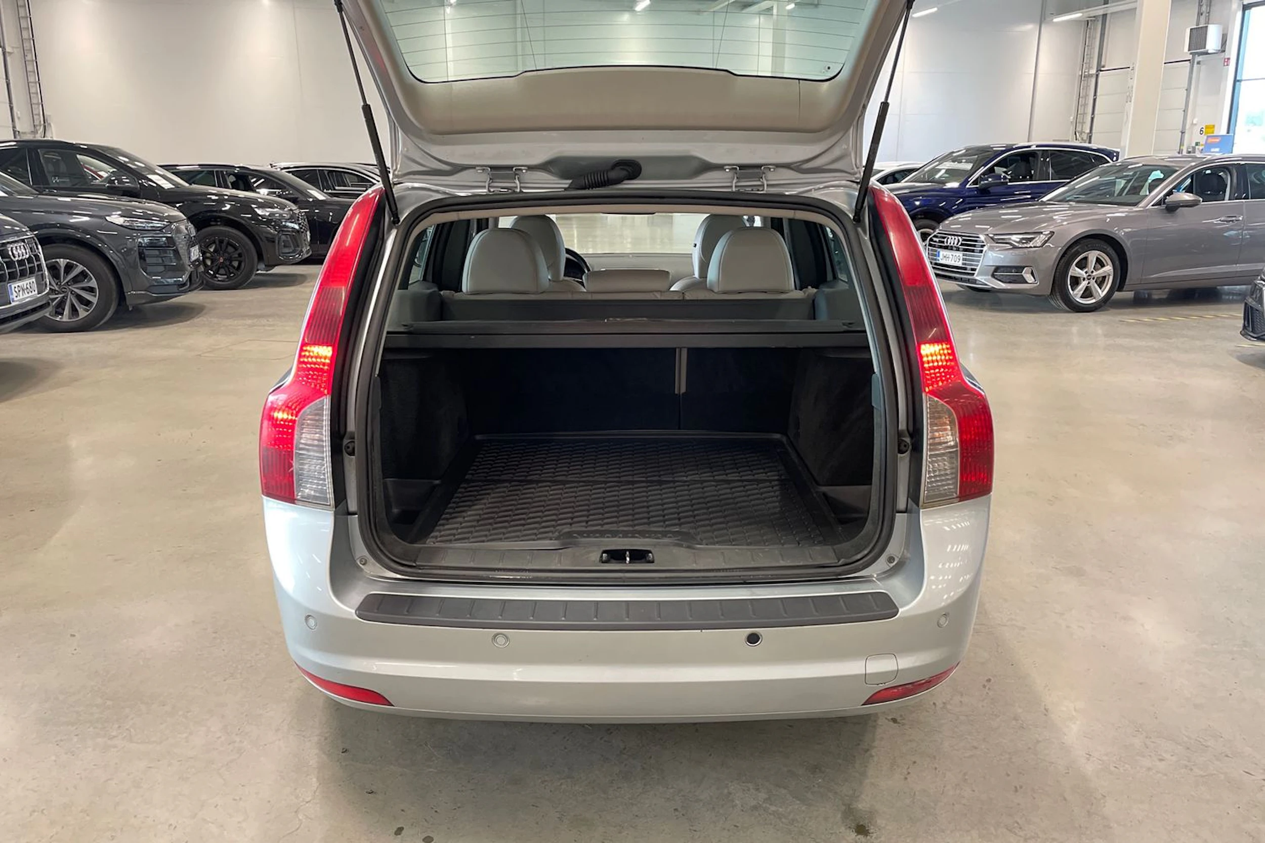 harmaa Volvo V50 2010 kuva 19.