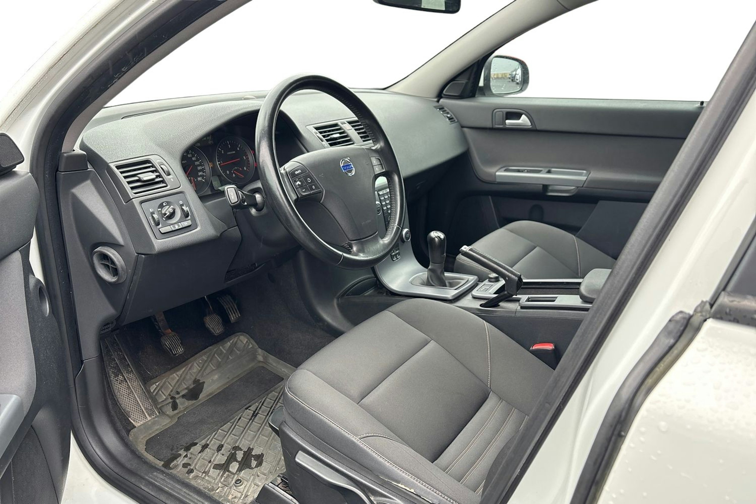 valkoinen Volvo V50 2010 kuva 3.