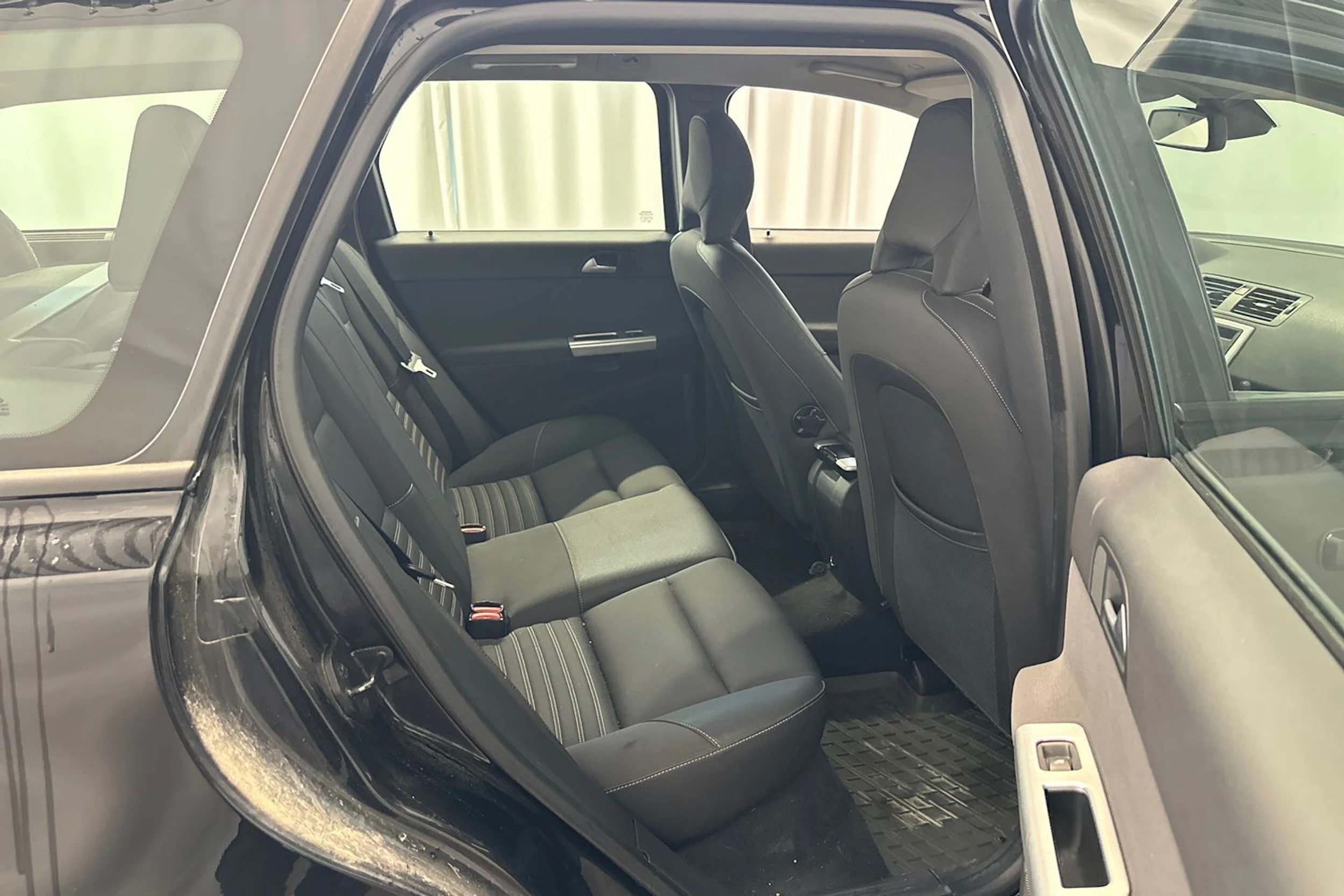 musta Volvo V50 2010 kuva 11.