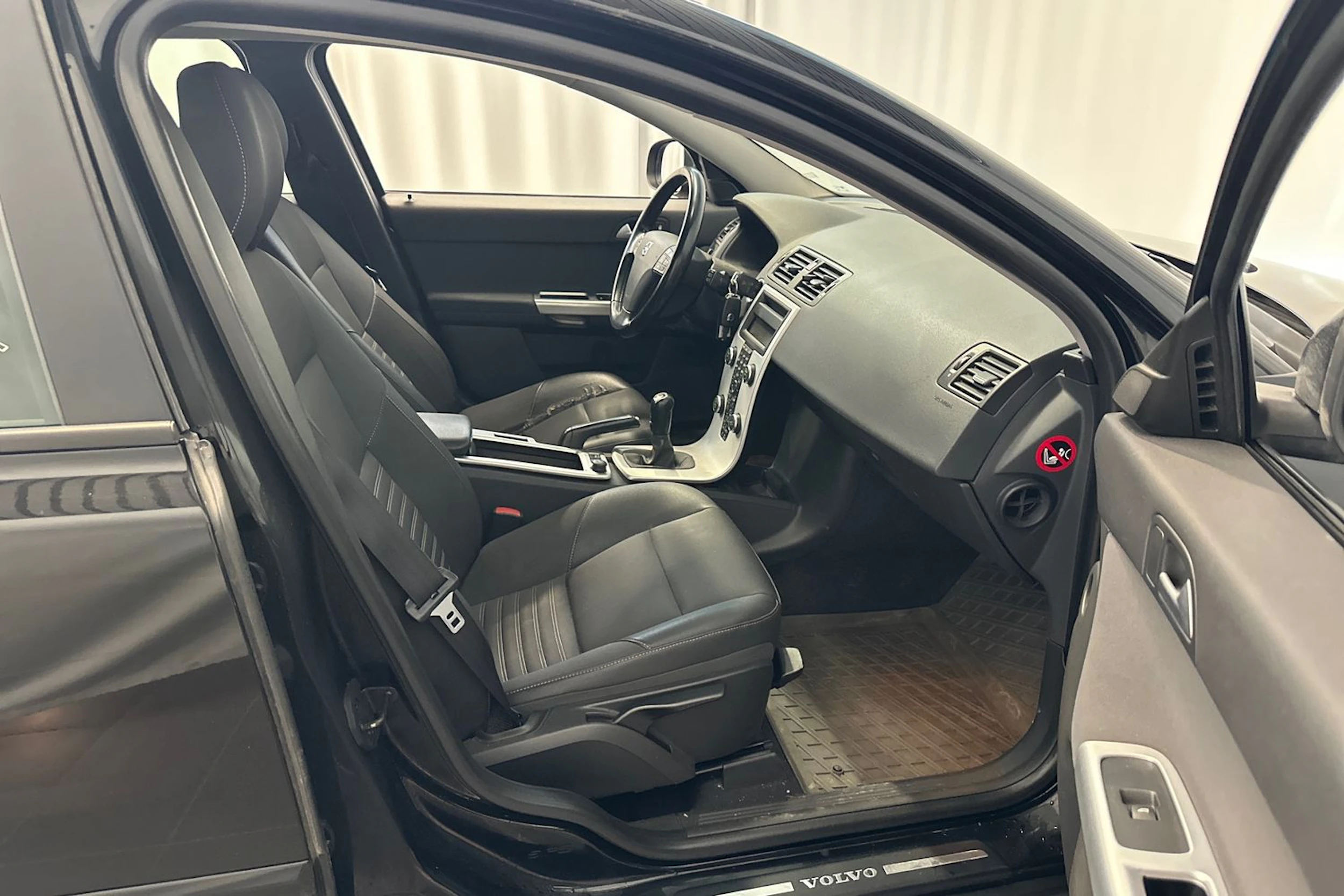 musta Volvo V50 2010 kuva 12.