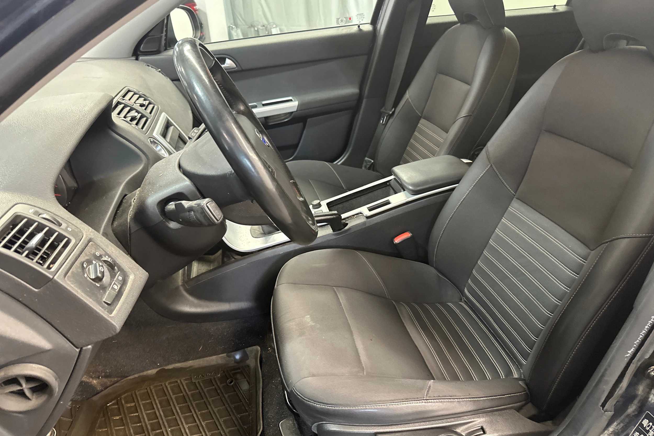 Sininen Volvo V50 2012 kuva 11.