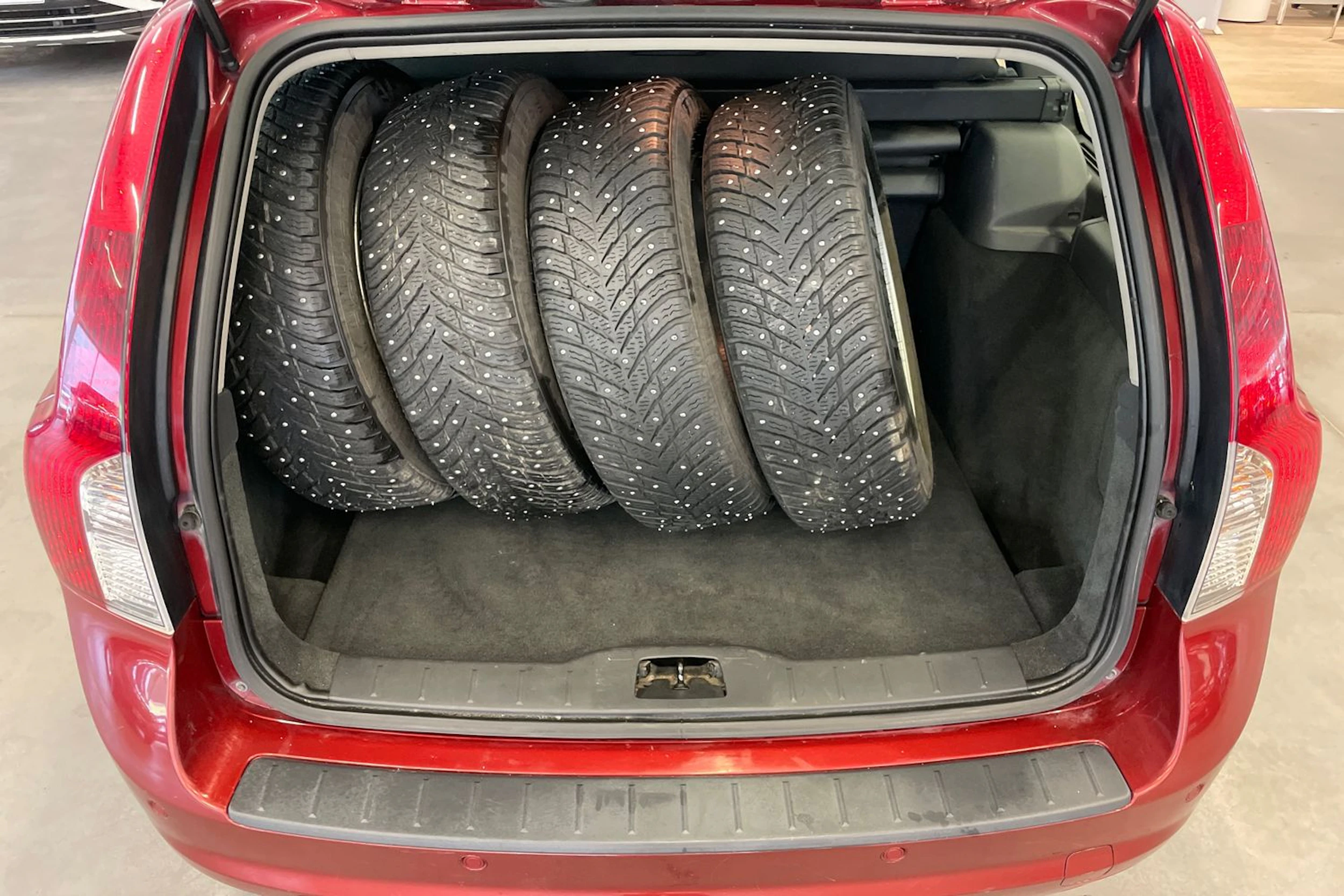 punainen Volvo V50 2012 kuva 13.