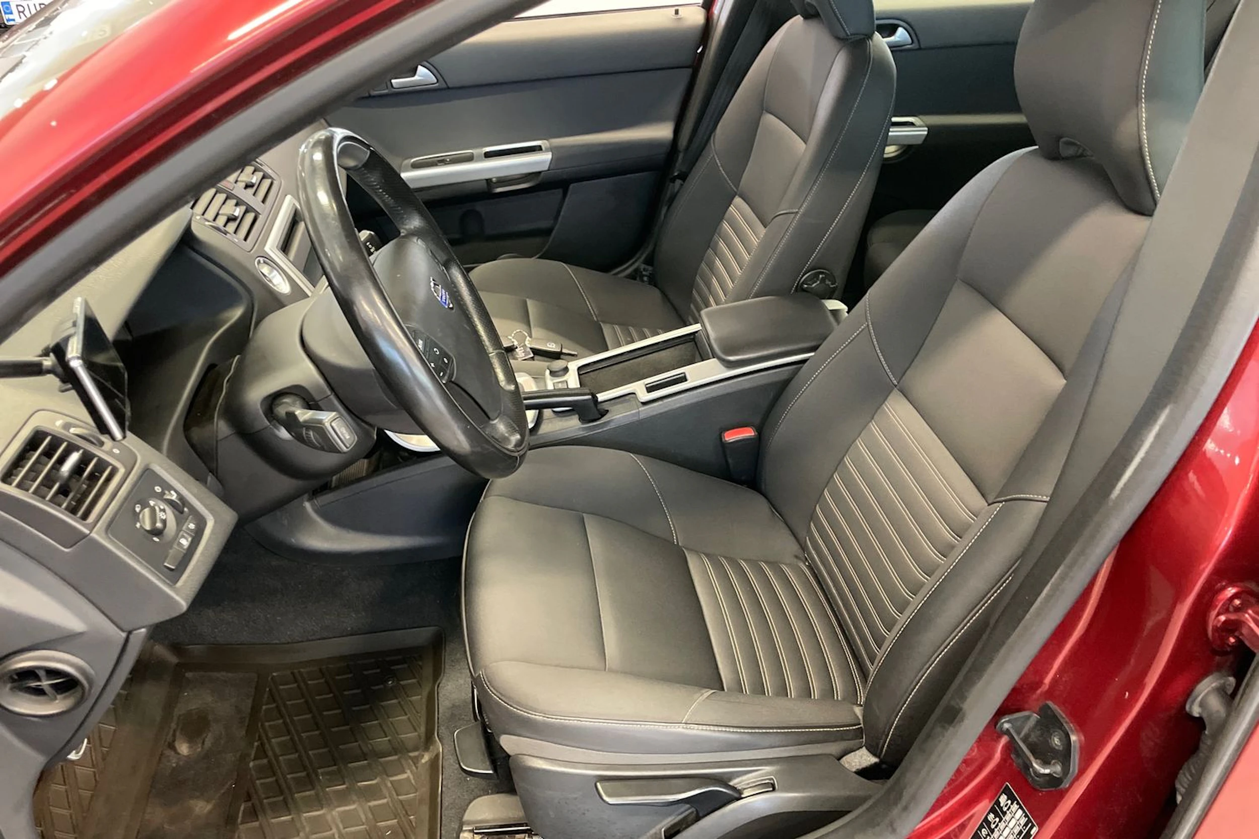 punainen Volvo V50 2012 kuva 29.