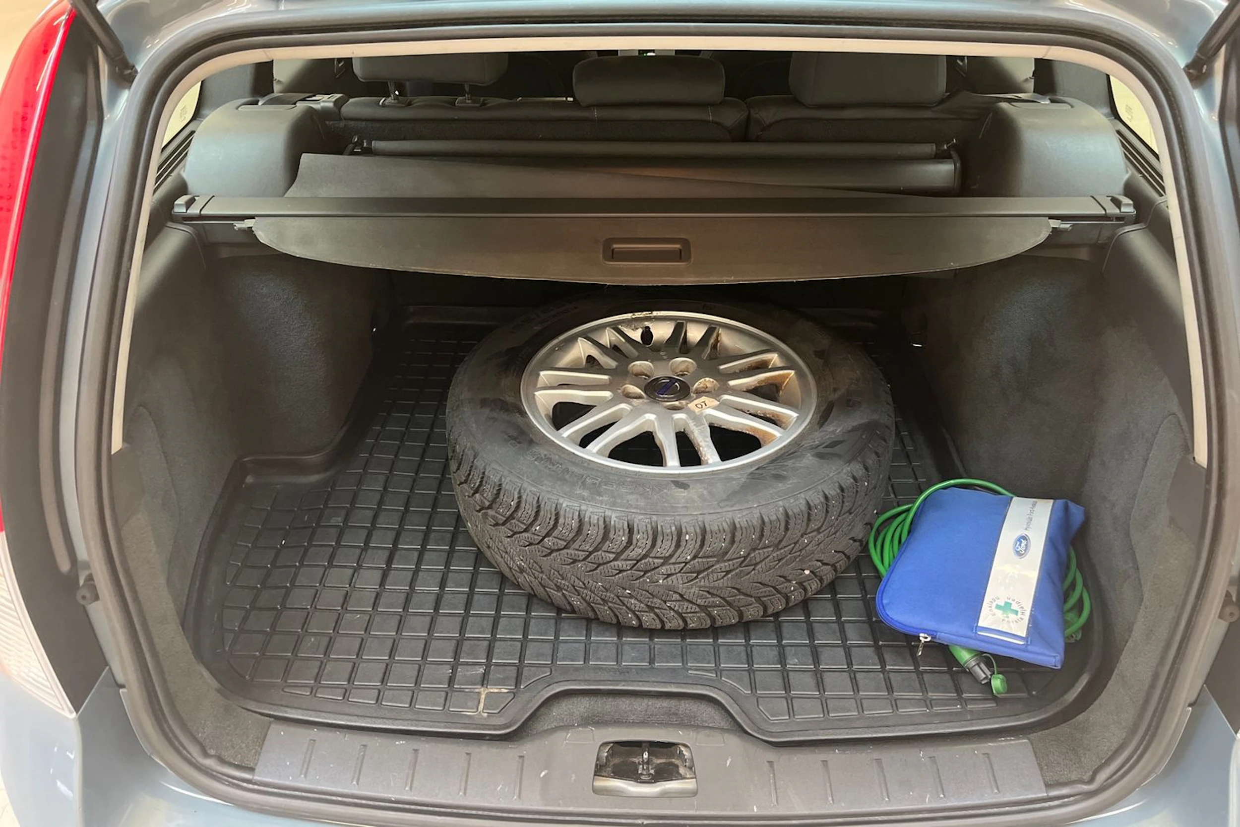 sininen Volvo V50 2012 kuva 10.