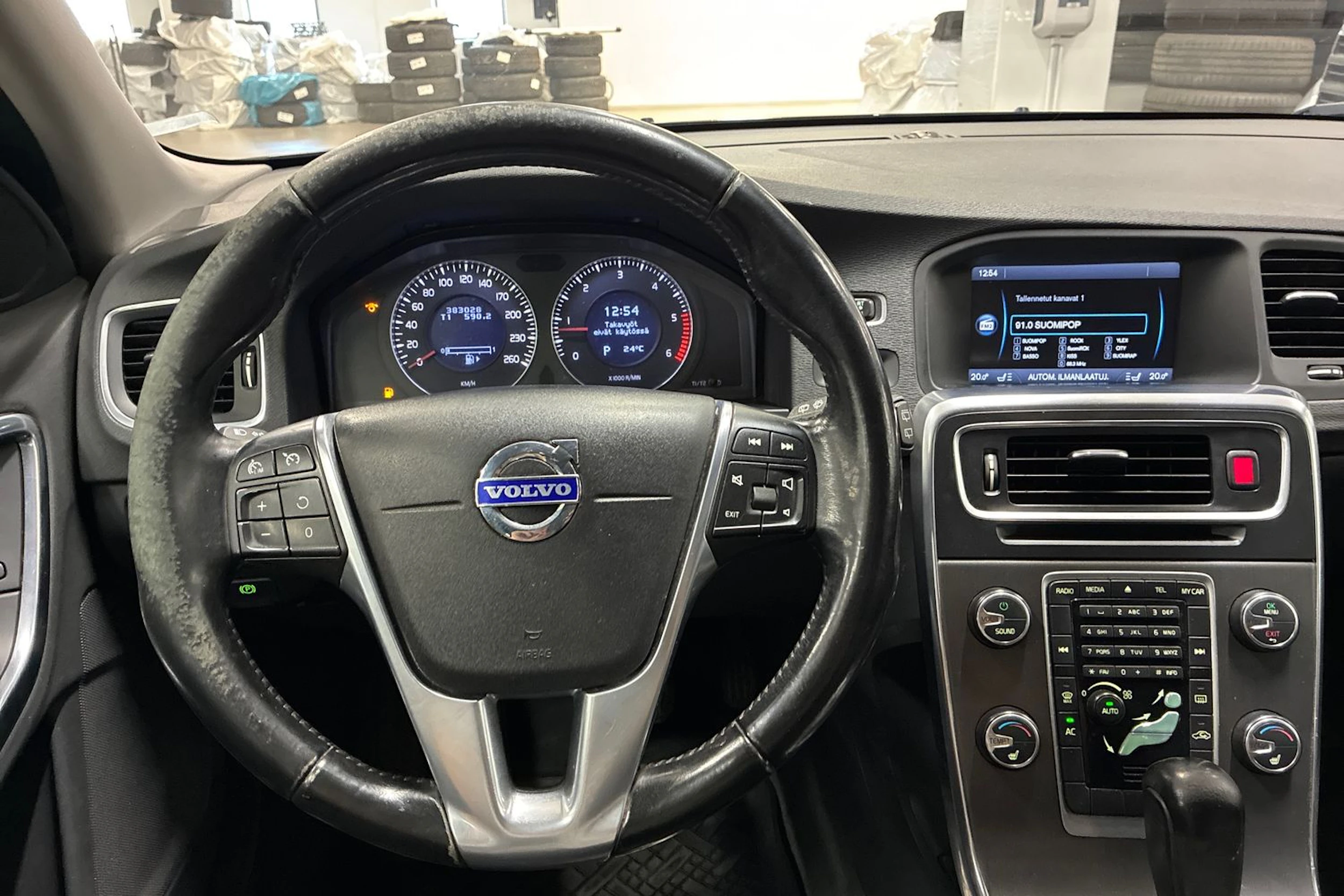 musta Volvo V60 2010 kuva 11.