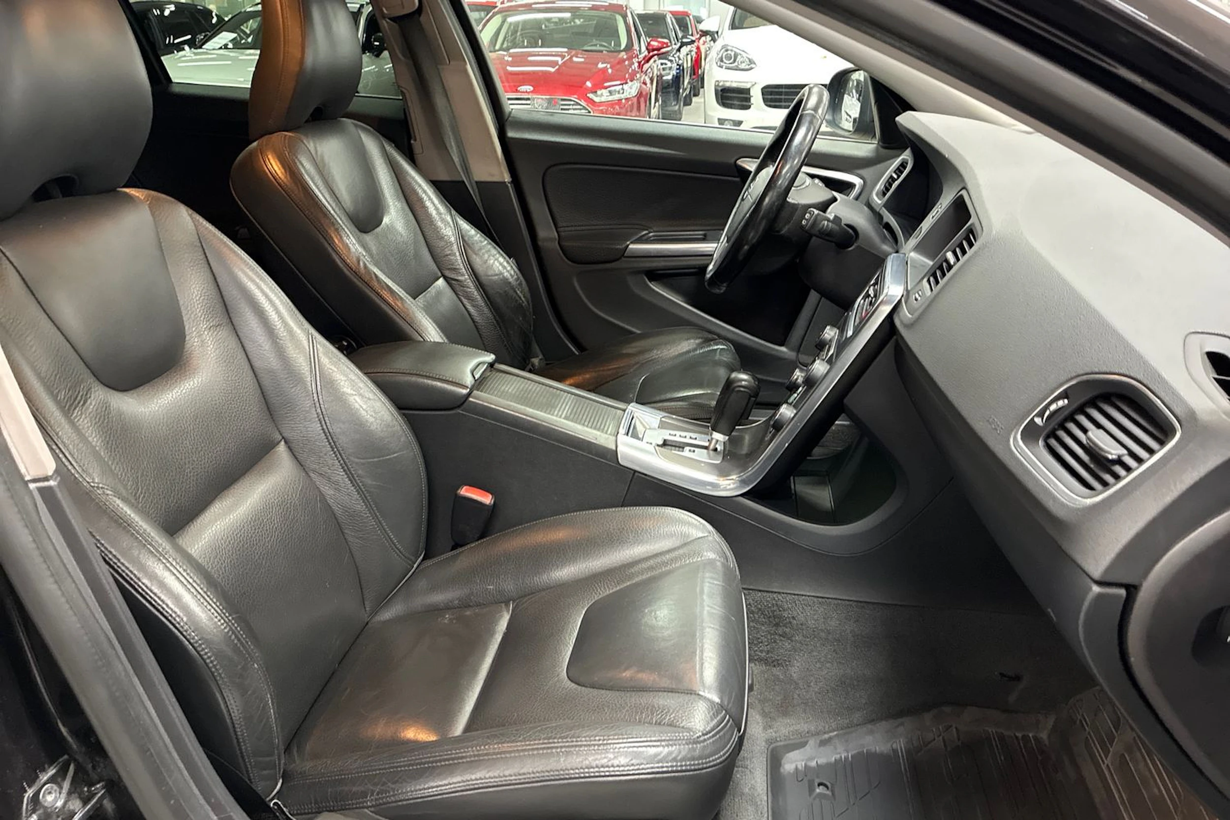 musta Volvo V60 2010 kuva 23.