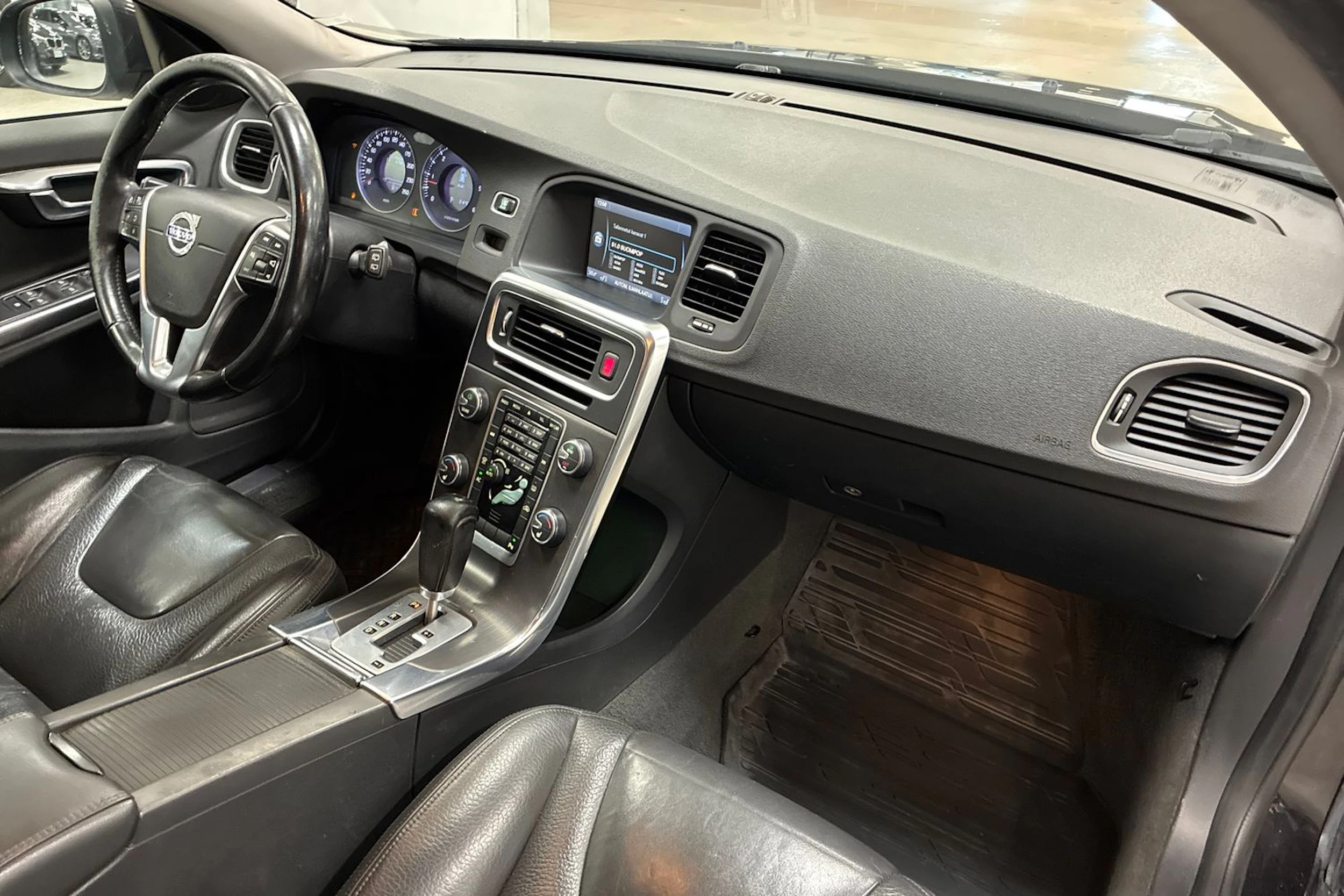 musta Volvo V60 2010 kuva 24.