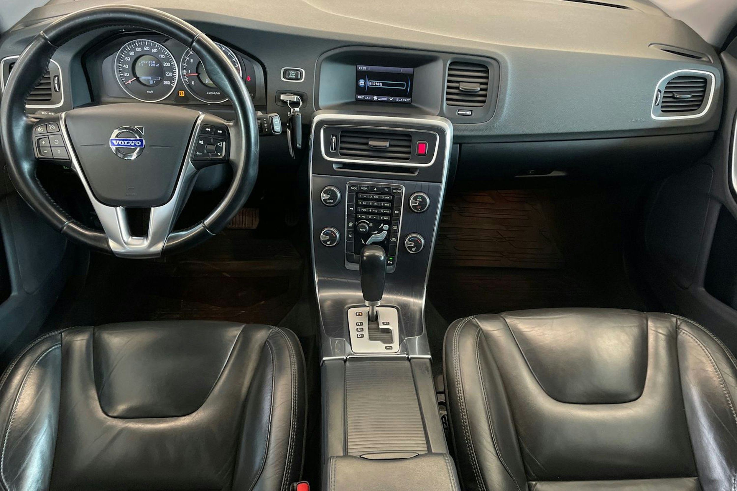 harmaa Volvo V60 2011 kuva 9.