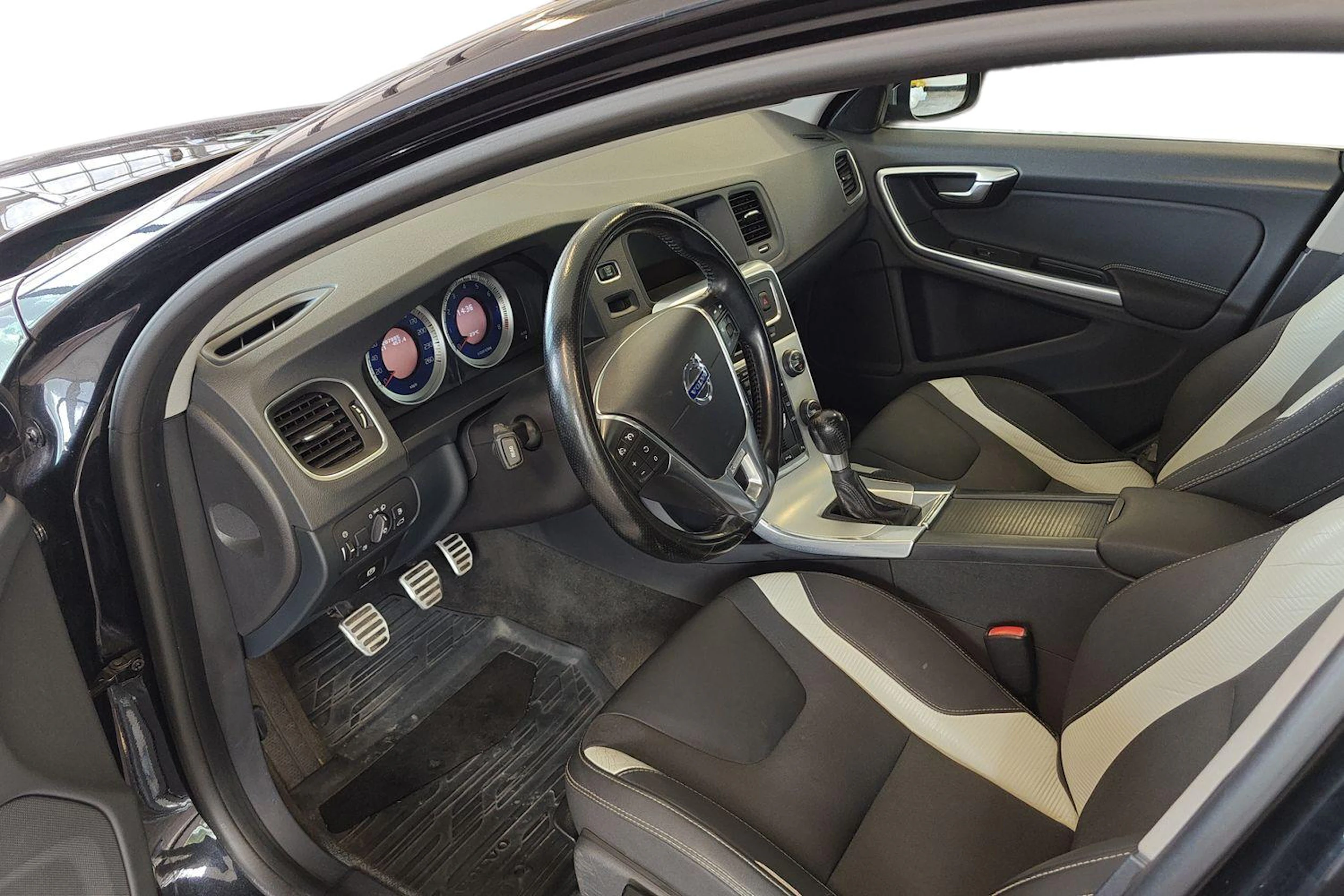 musta Volvo V60 2011 kuva 6.