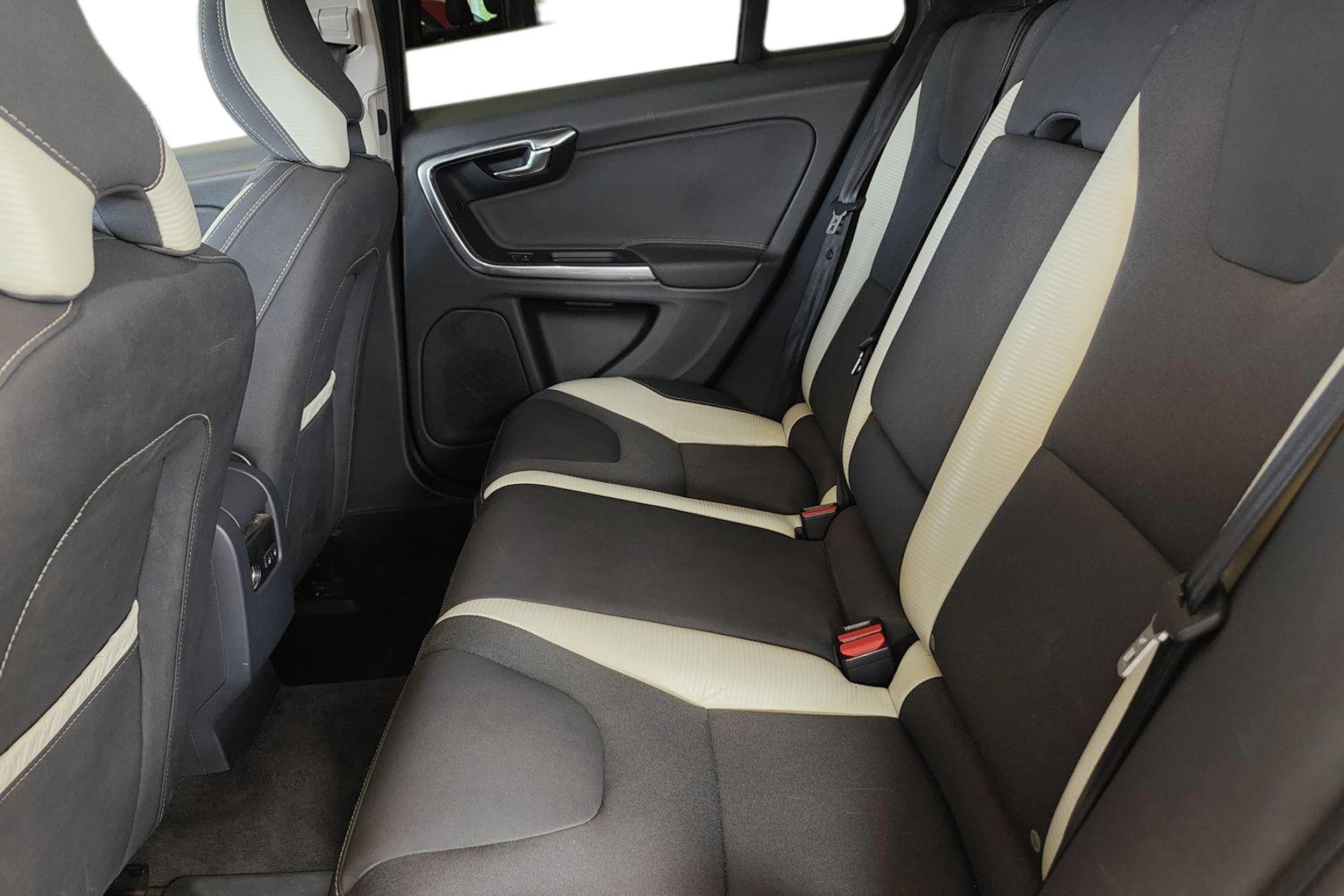 musta Volvo V60 2011 kuva 8.