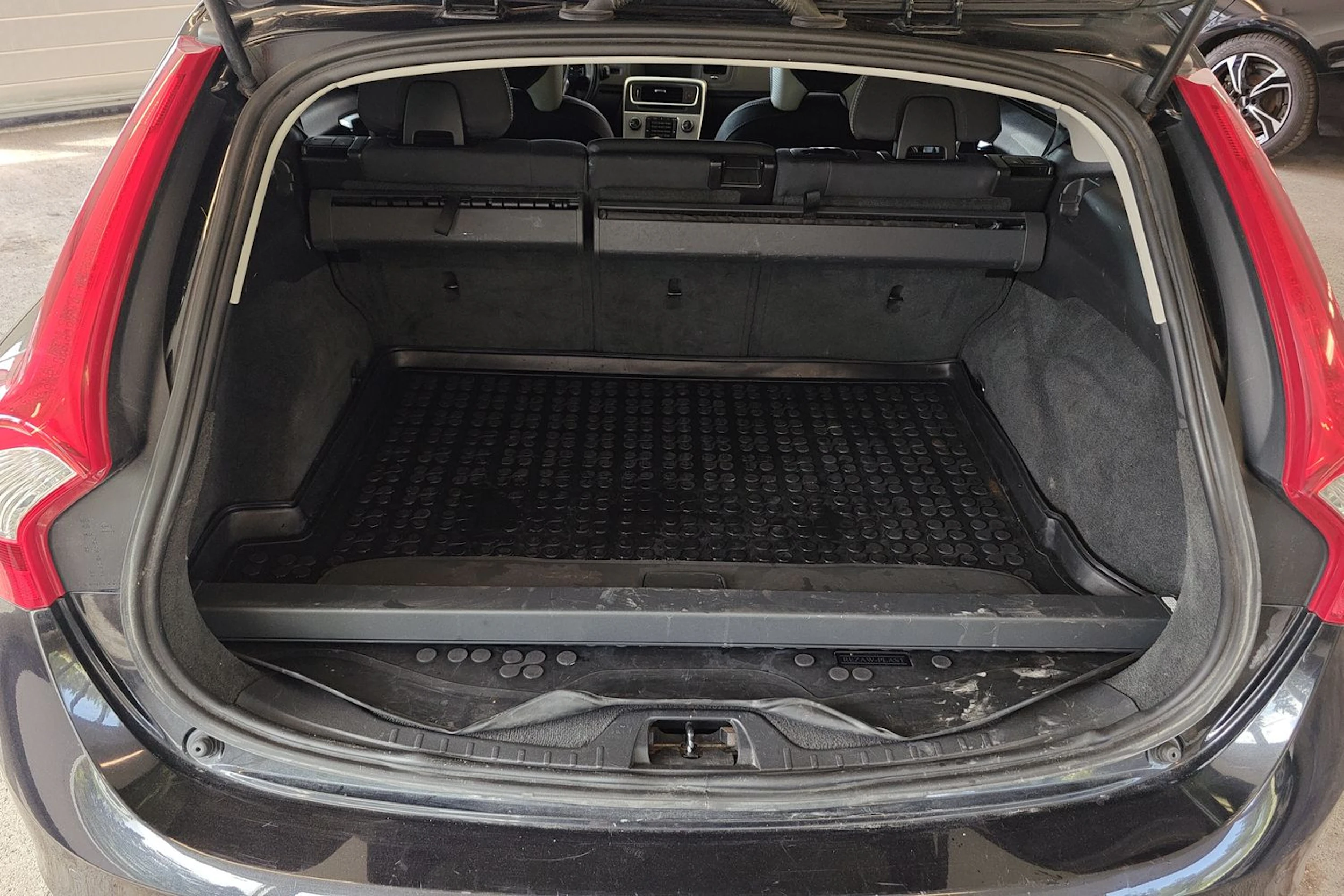 musta Volvo V60 2011 kuva 11.