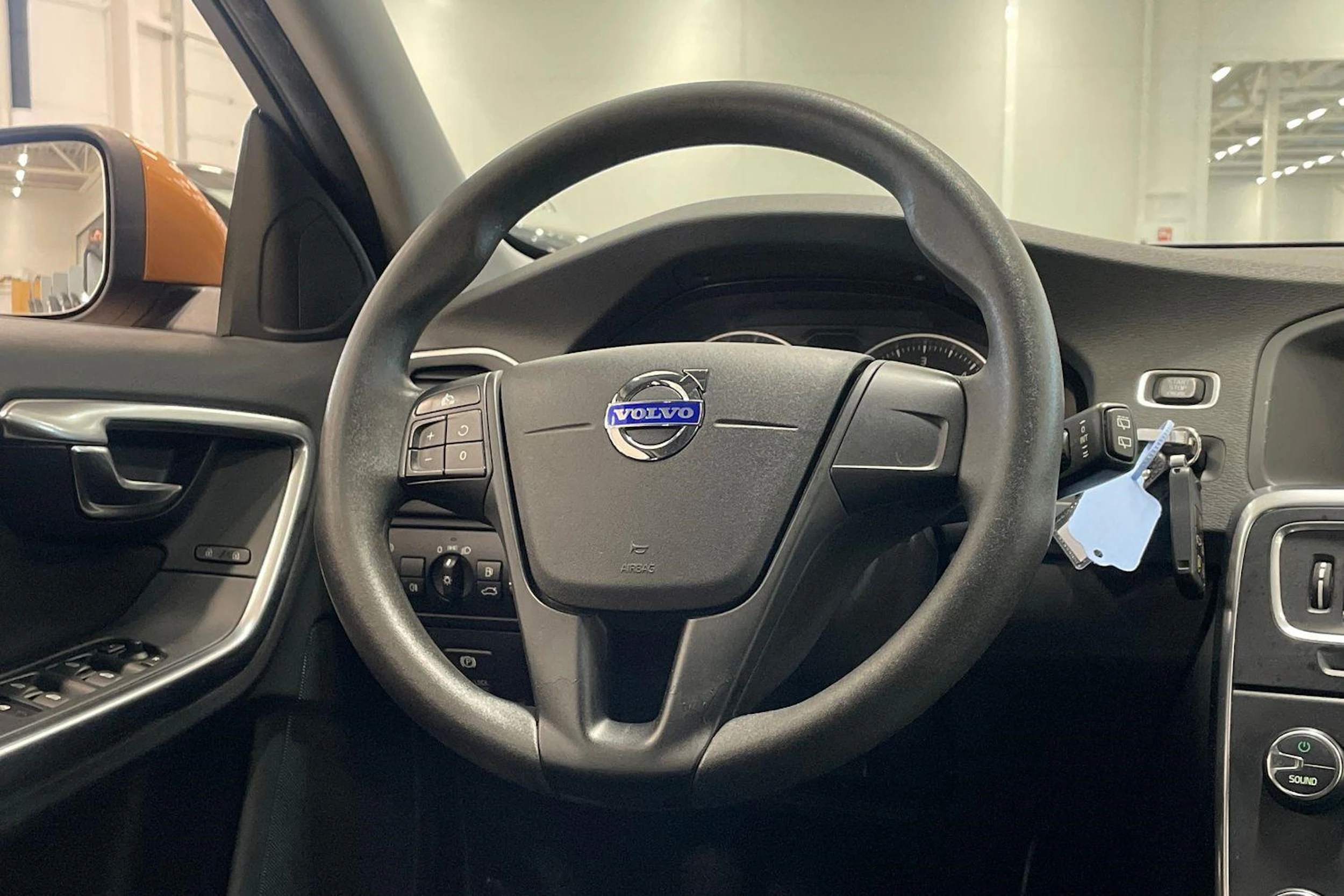 oranssi Volvo V60 2011 kuva 12.