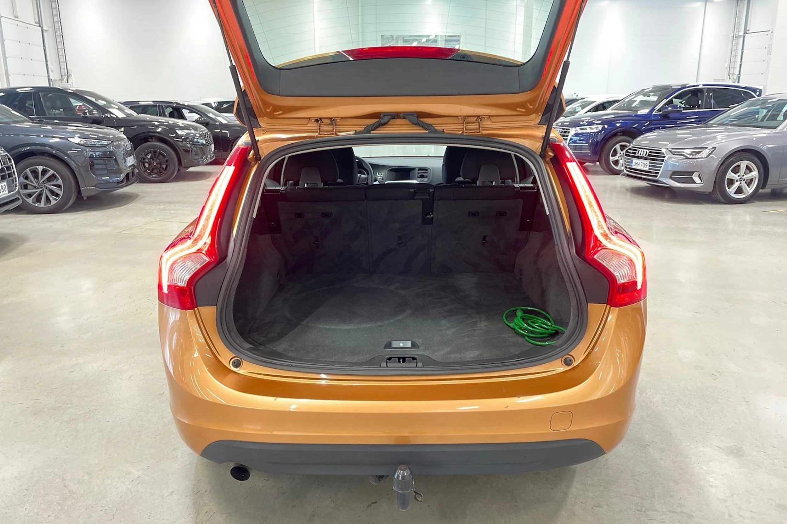 oranssi Volvo V60 2011 kuva 22.