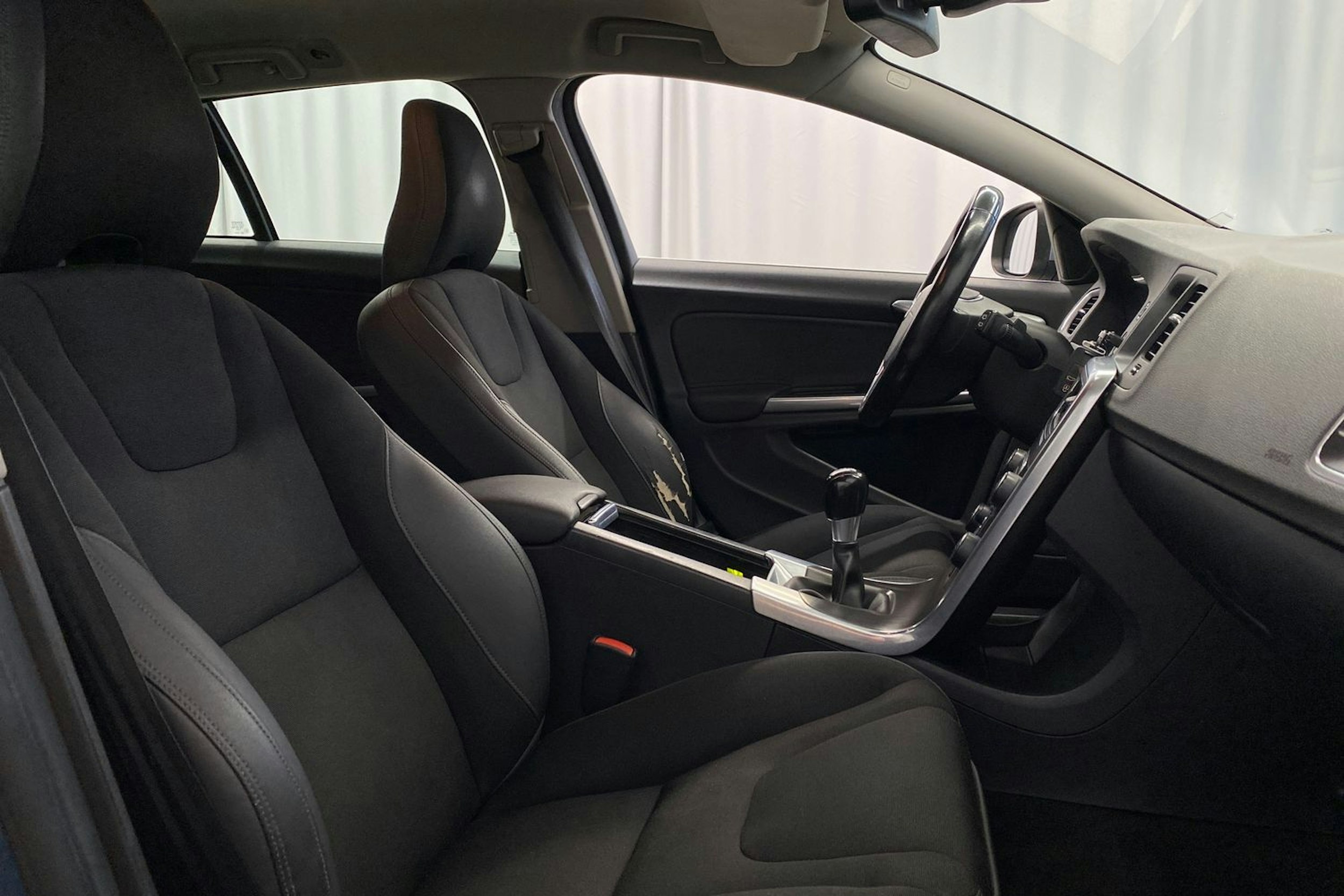 harmaa Volvo V60 2011 kuva 16.
