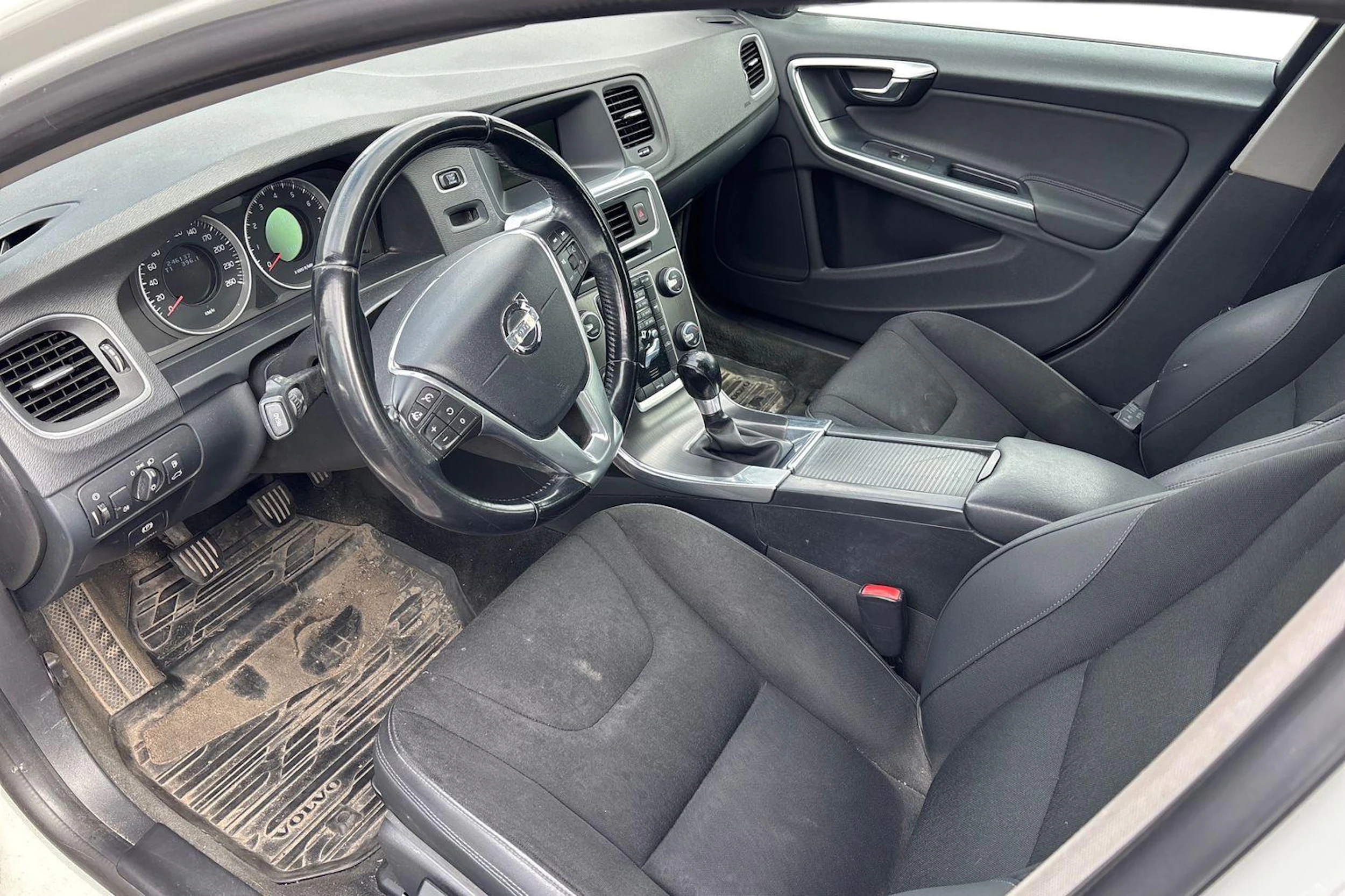valkoinen Volvo V60 2011 kuva 3.