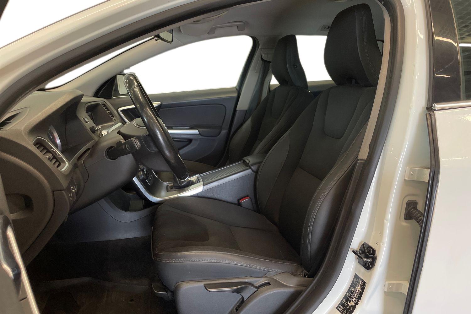 Volvo V60 T3 Momentum 2011, kuva 6/27