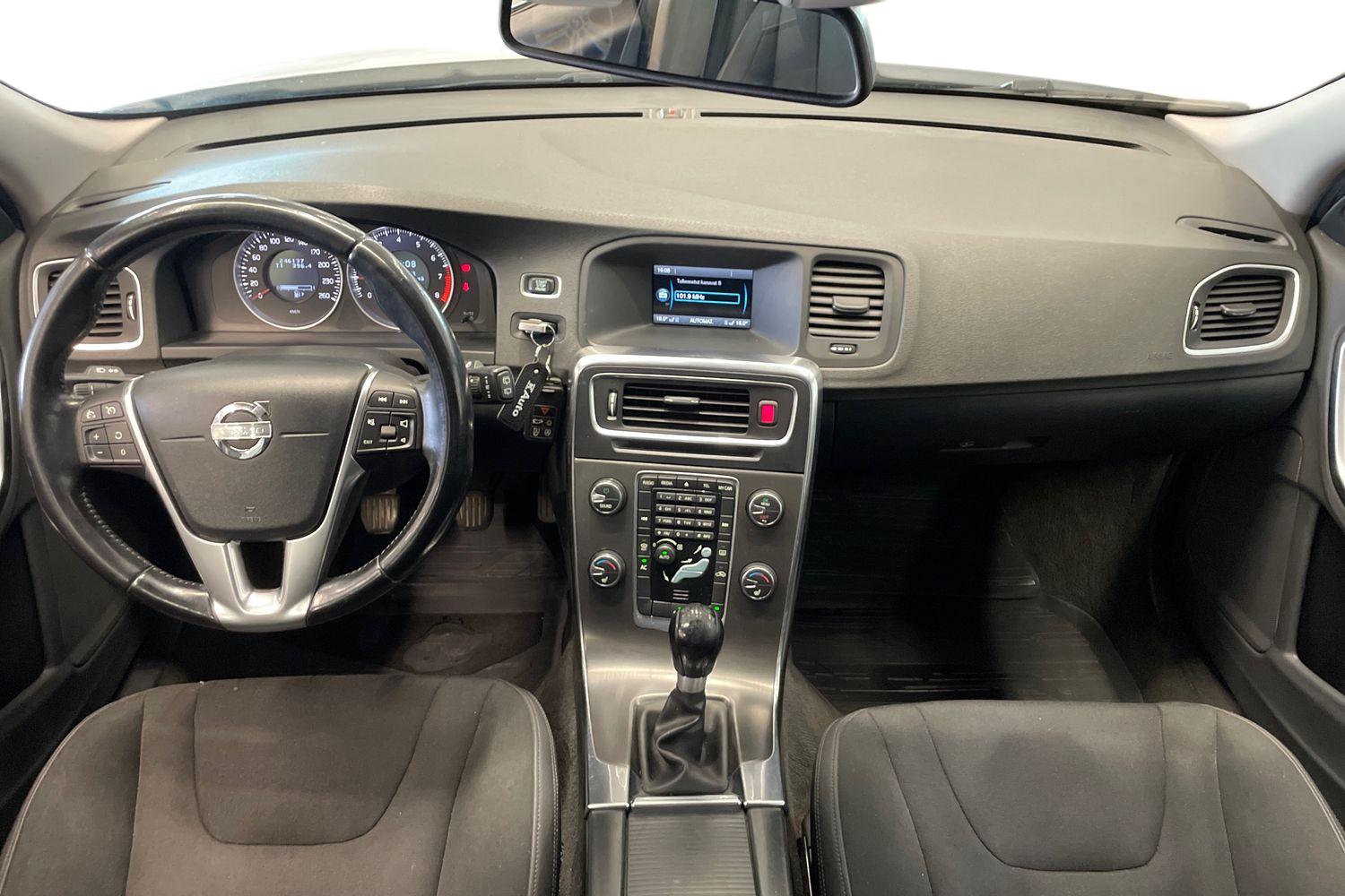 Volvo V60 T3 Momentum 2011, kuva 7/27