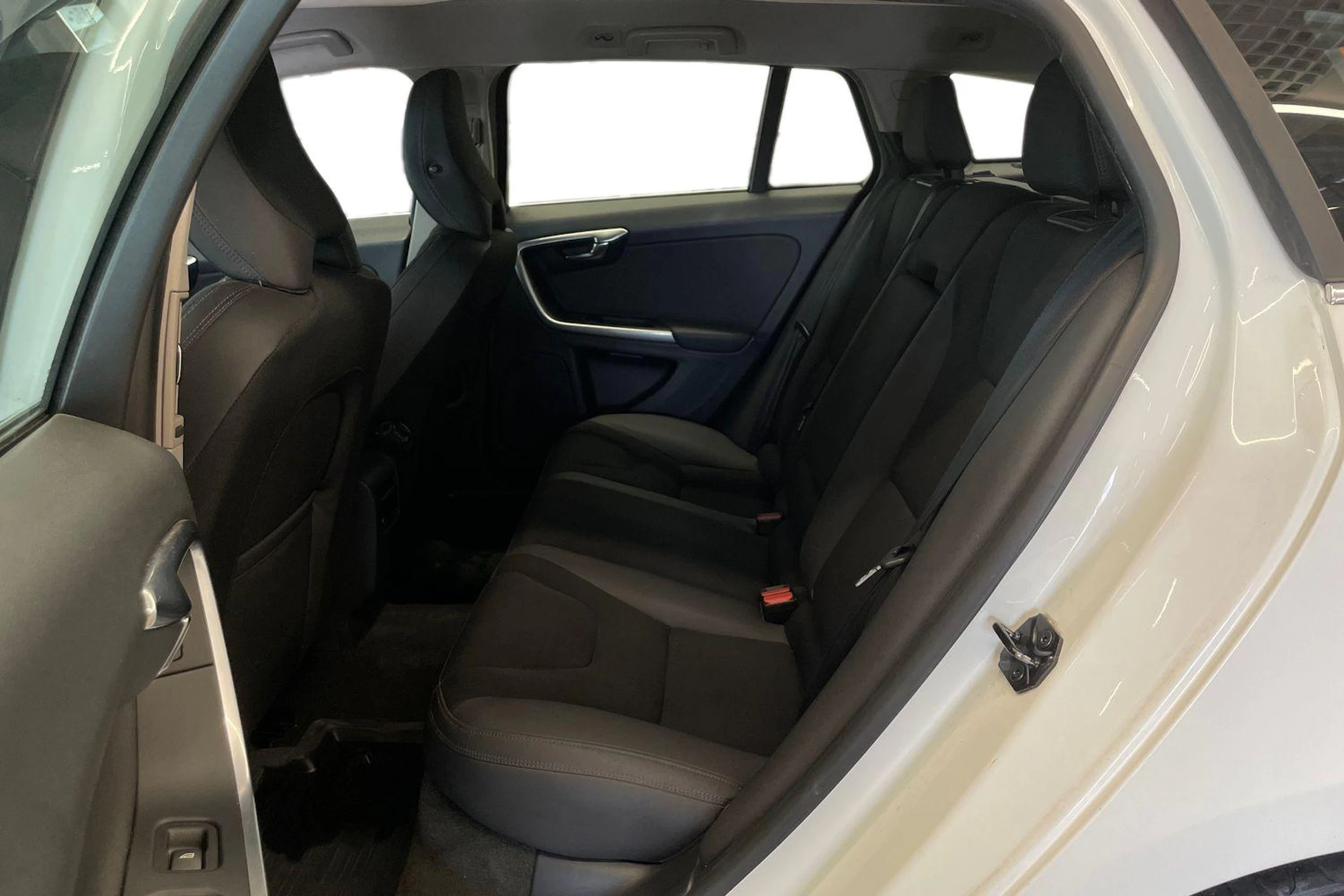 valkoinen Volvo V60 2011 kuva 8.