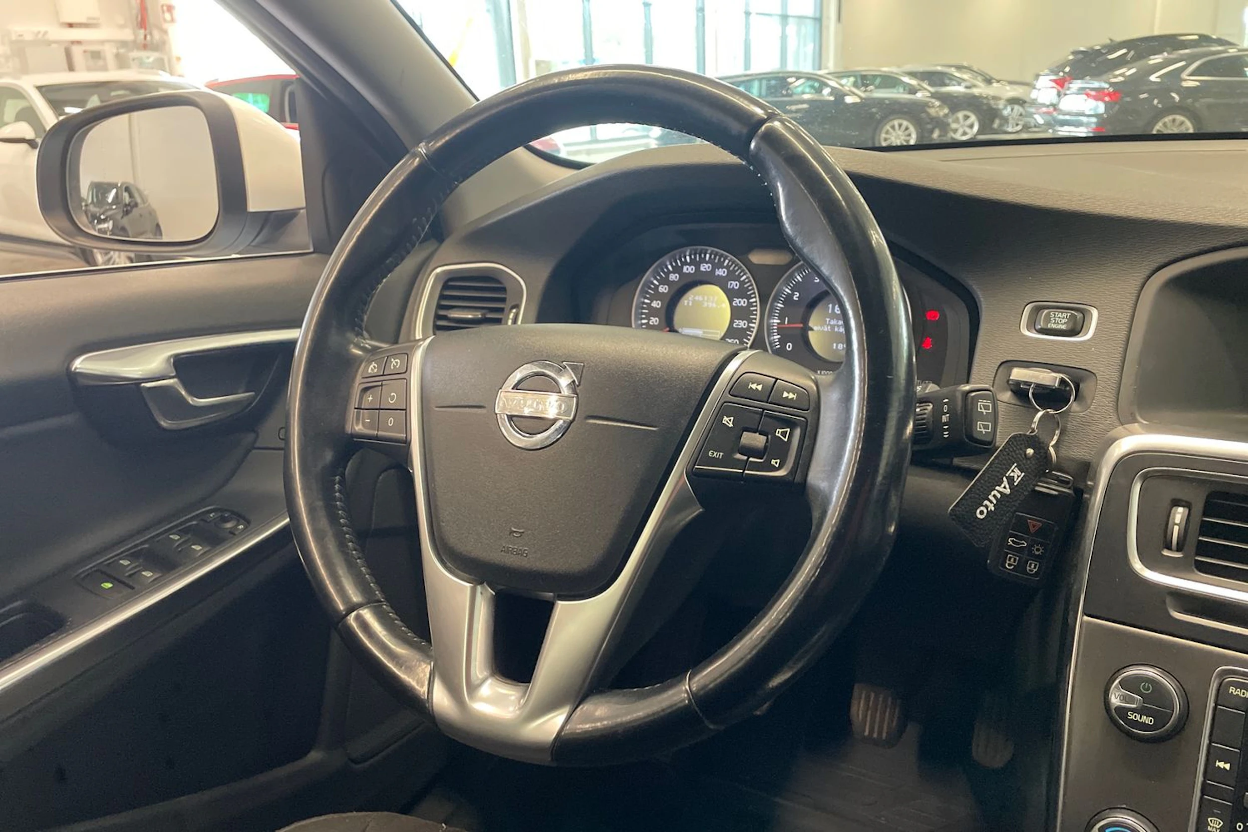 valkoinen Volvo V60 2011 kuva 11.