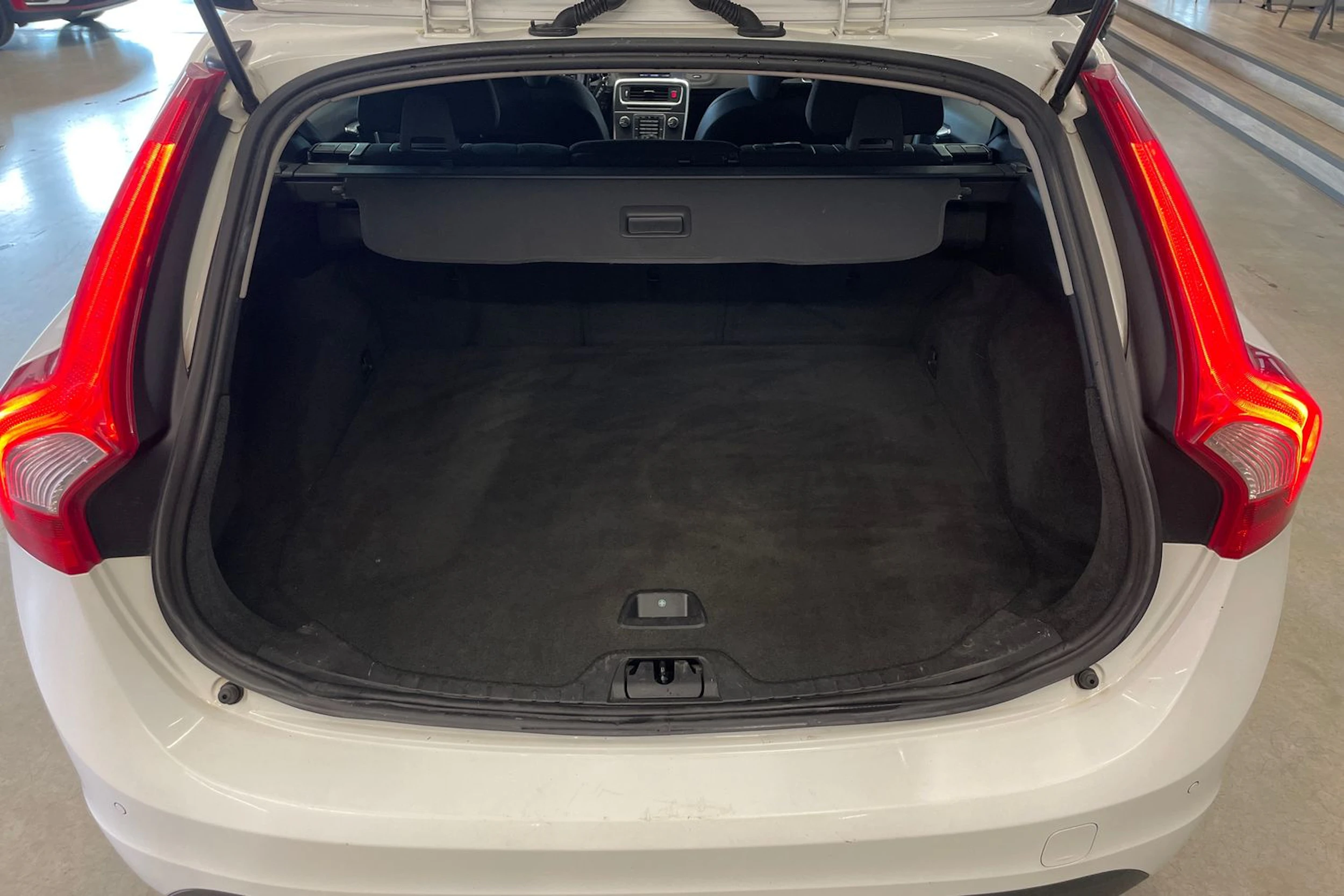 valkoinen Volvo V60 2011 kuva 26.