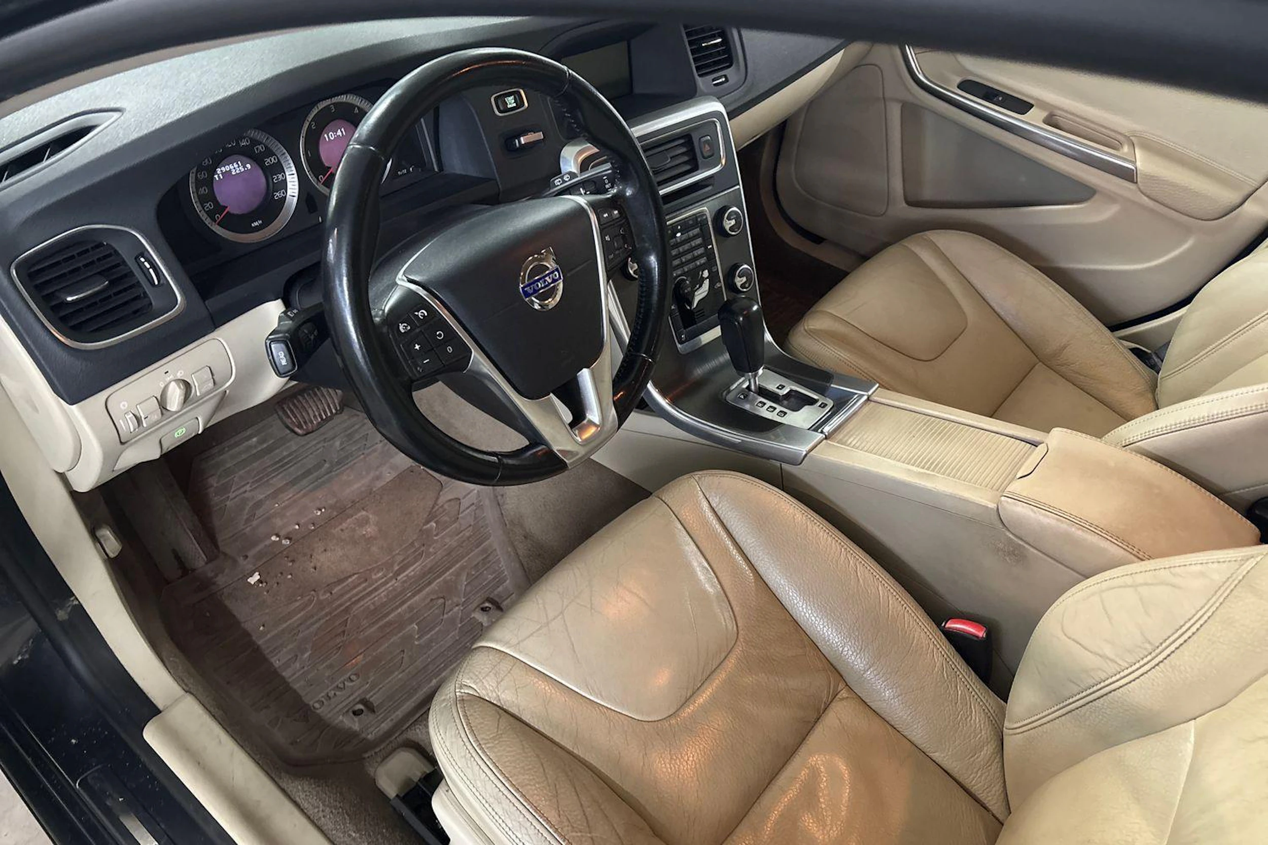 Harmaa Volvo V60 2011 kuva 3.