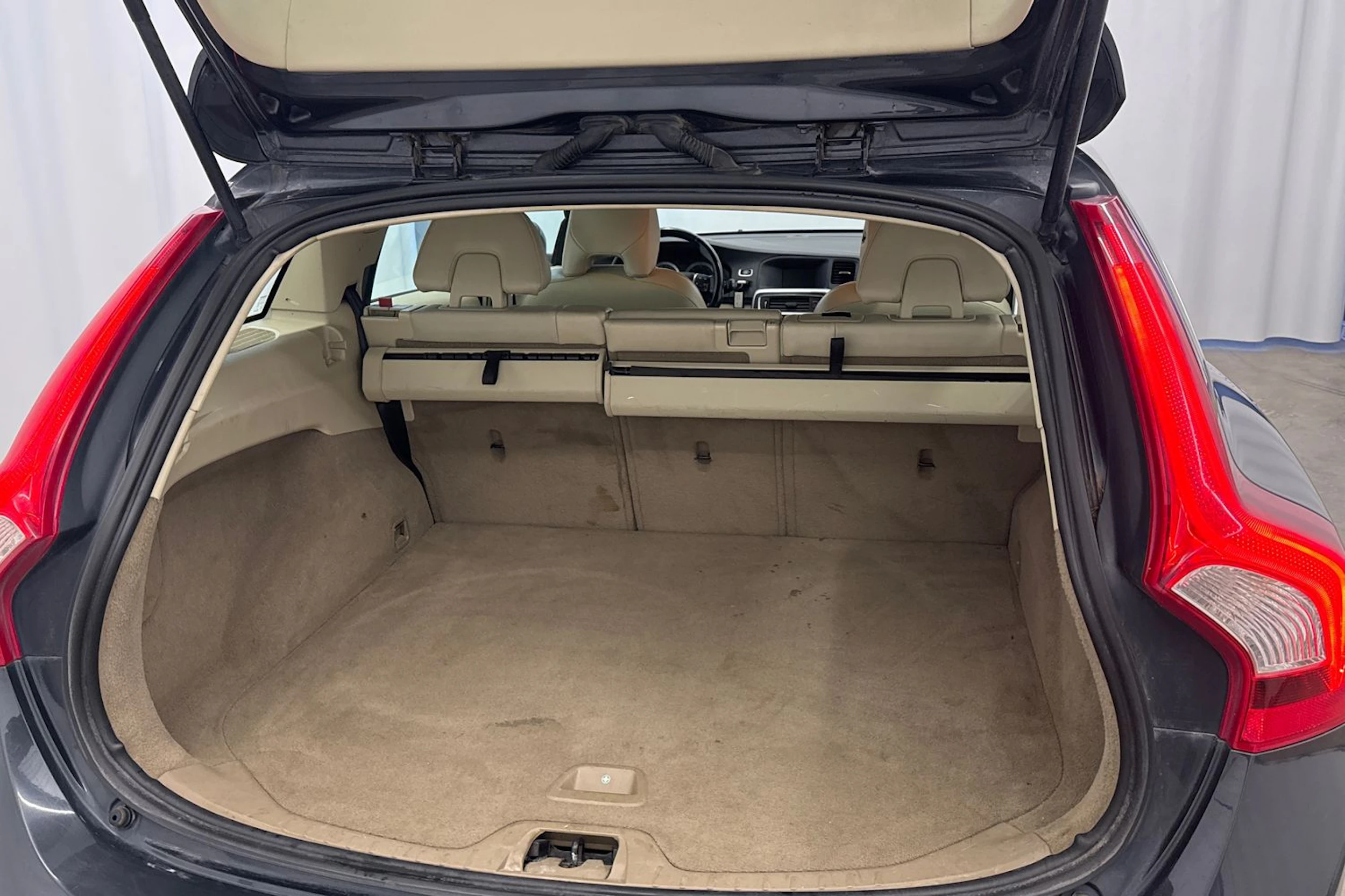 Harmaa Volvo V60 2011 kuva 15.