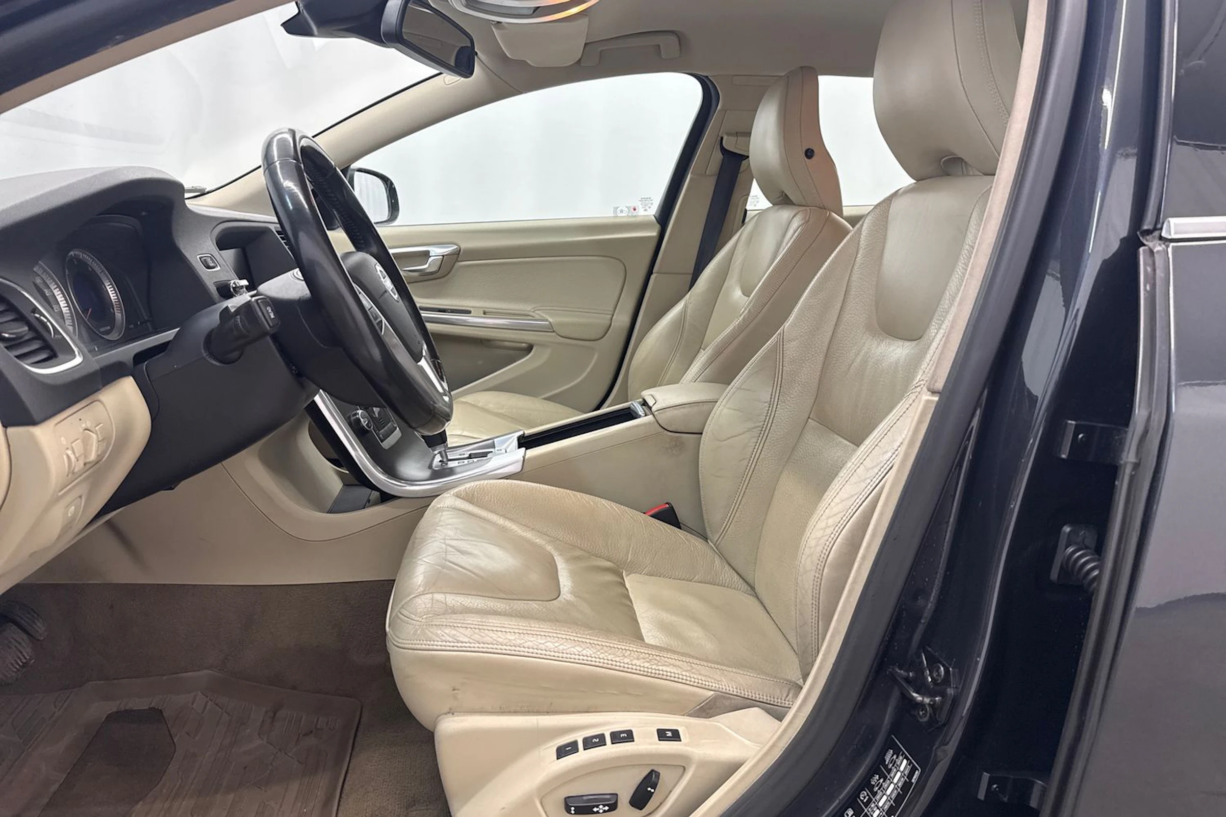 Harmaa Volvo V60 2011 kuva 17.