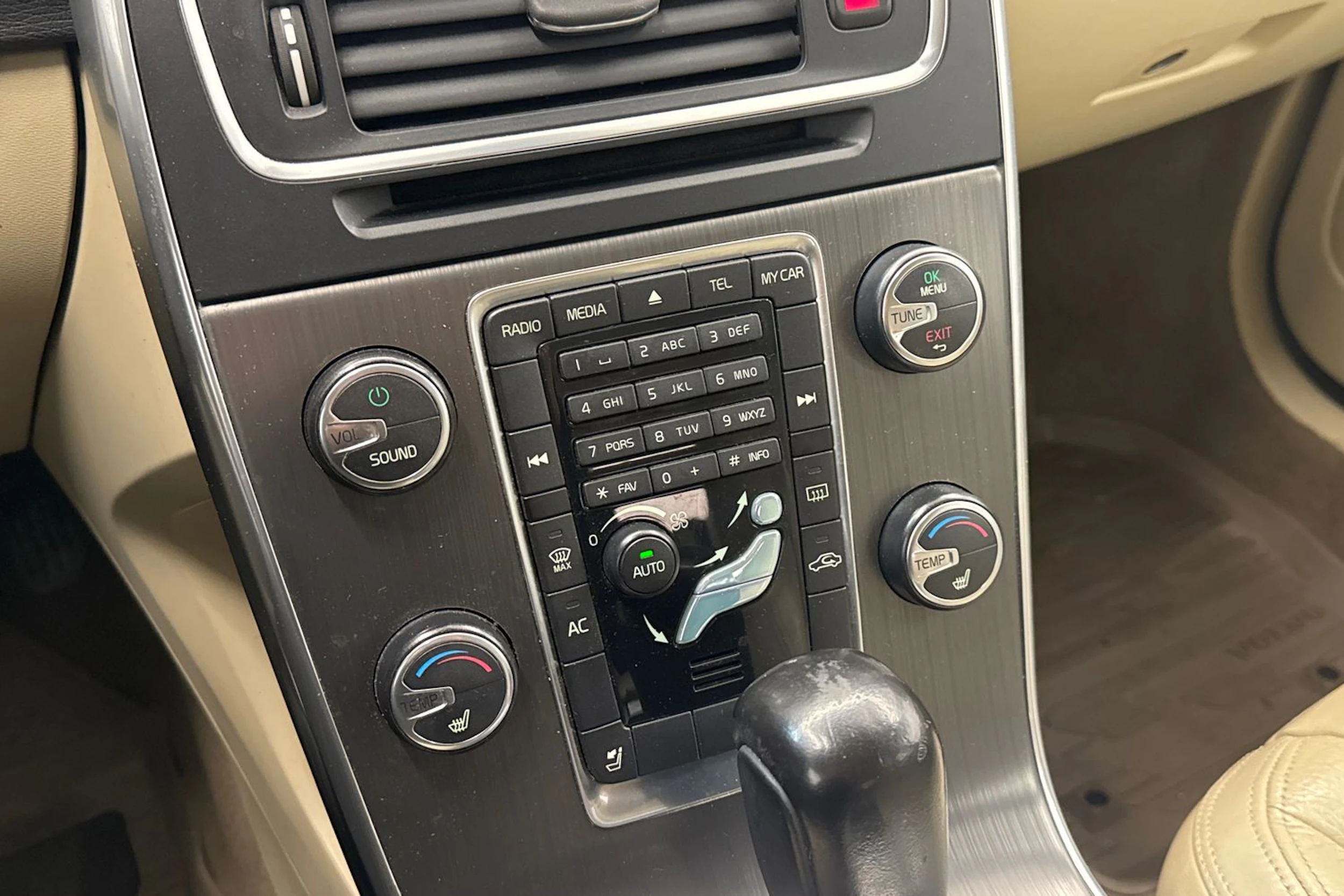 Harmaa Volvo V60 2011 kuva 22.