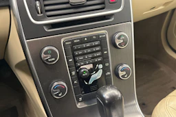 Harmaa Volvo V60 2011 kuva 22.