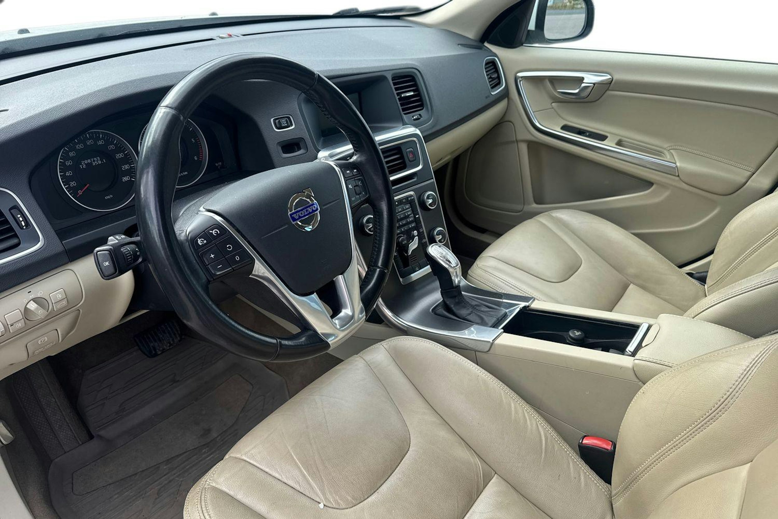 Valkoinen Volvo V60 2012 kuva 3.