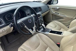 Valkoinen Volvo V60 2012 kuva 3.