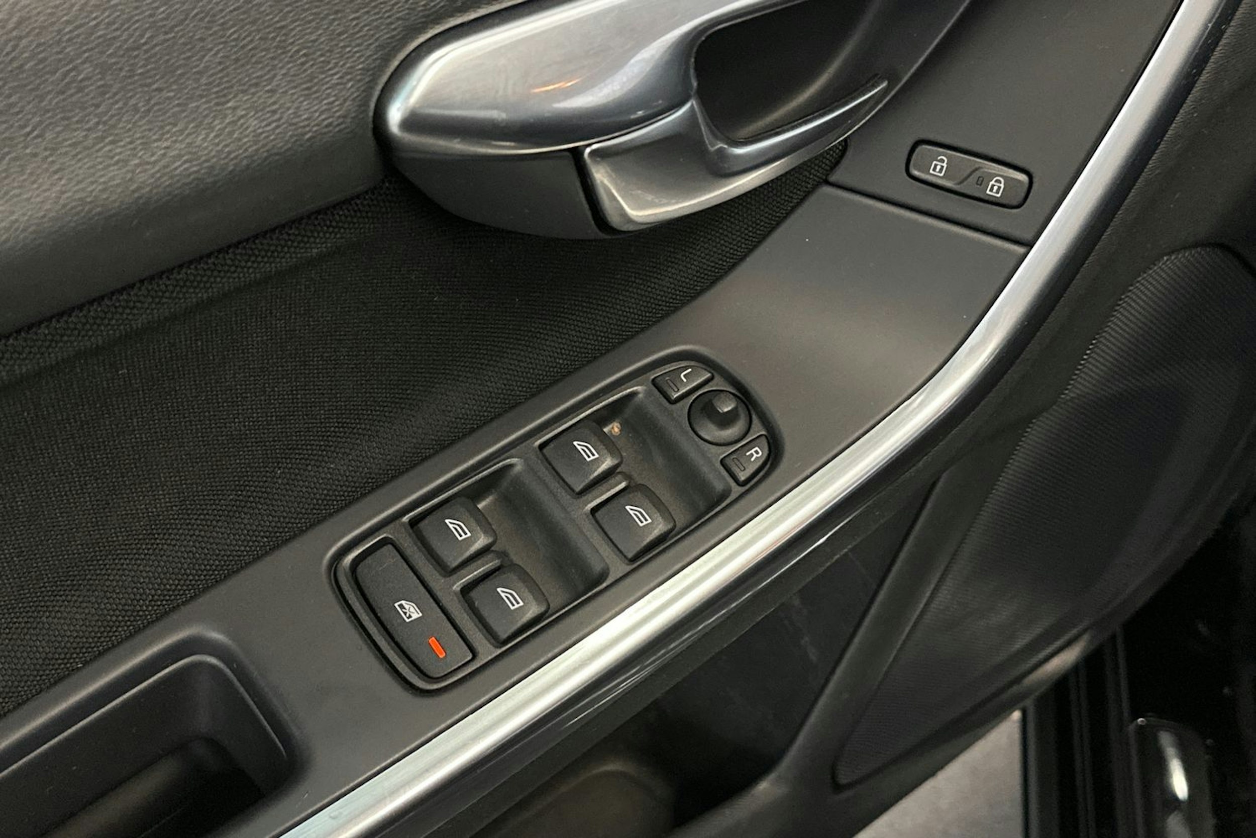 musta Volvo V60 2012 kuva 17.