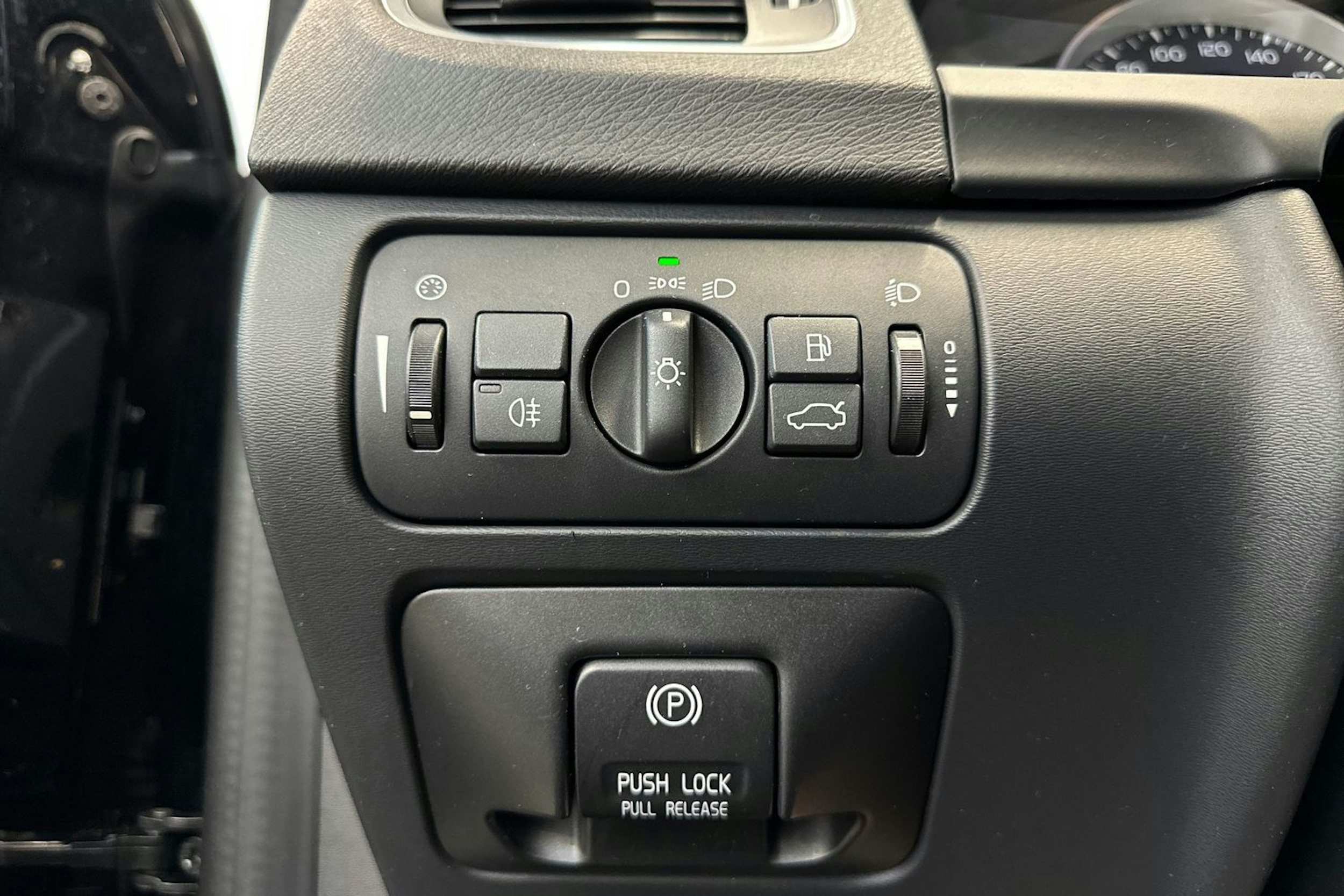 musta Volvo V60 2012 kuva 18.