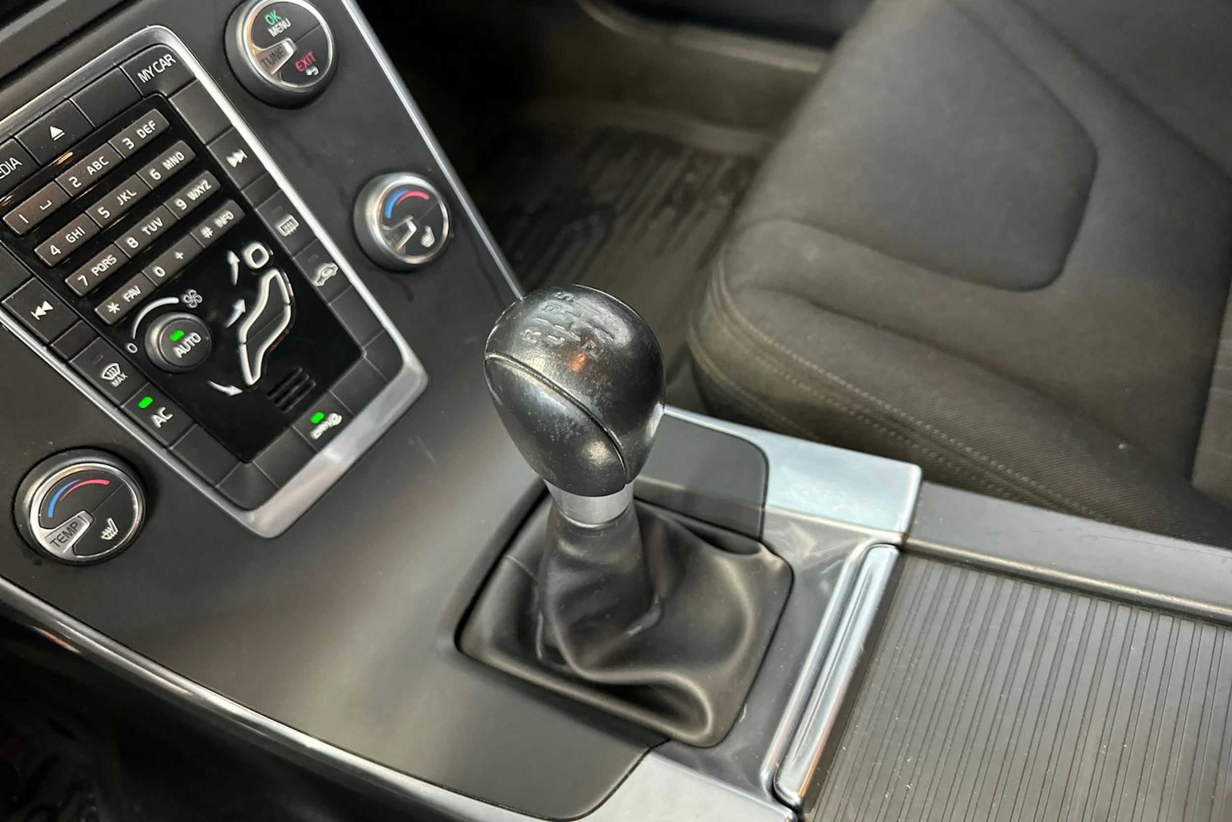 musta Volvo V60 2012 kuva 22.
