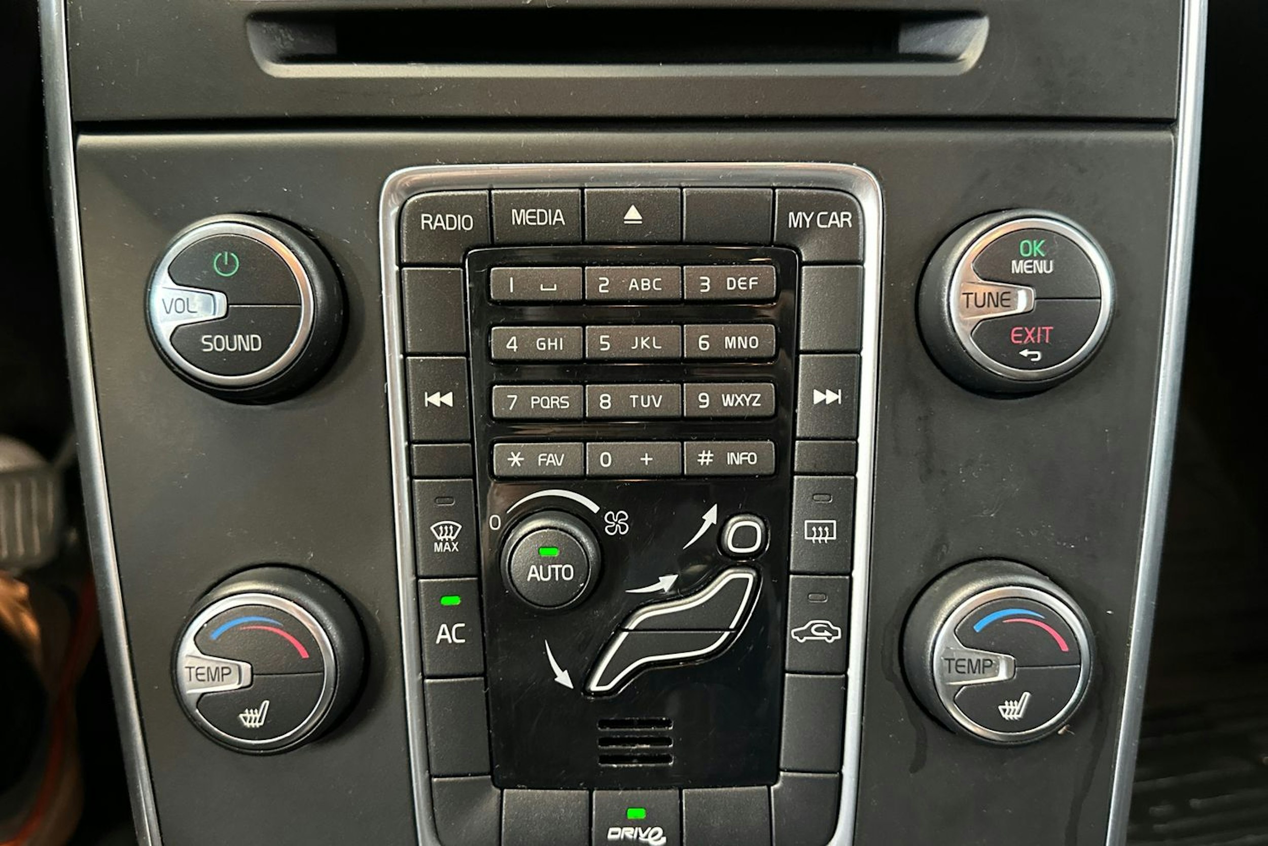 musta Volvo V60 2012 kuva 23.