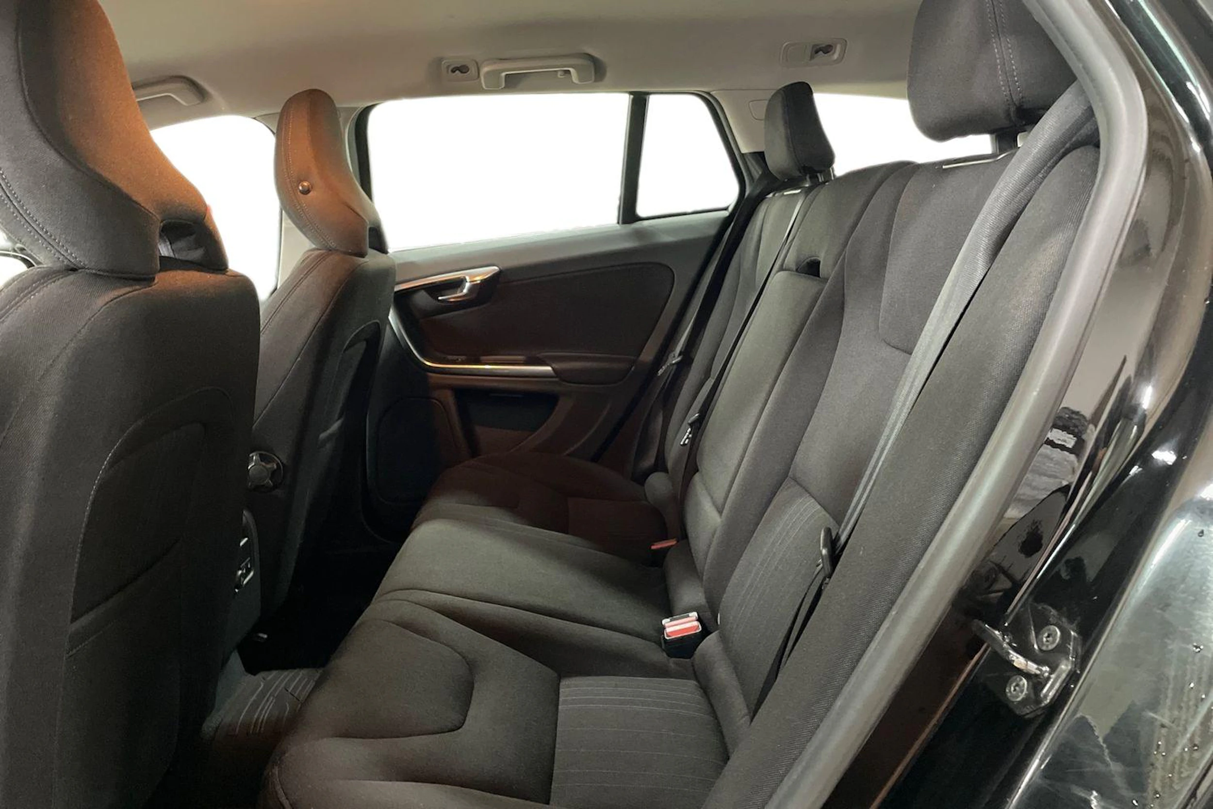 musta Volvo V60 2012 kuva 11.