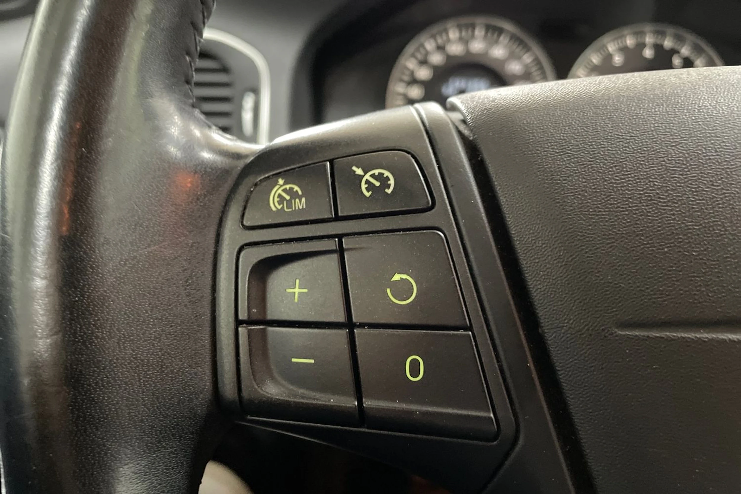 musta Volvo V60 2012 kuva 17.