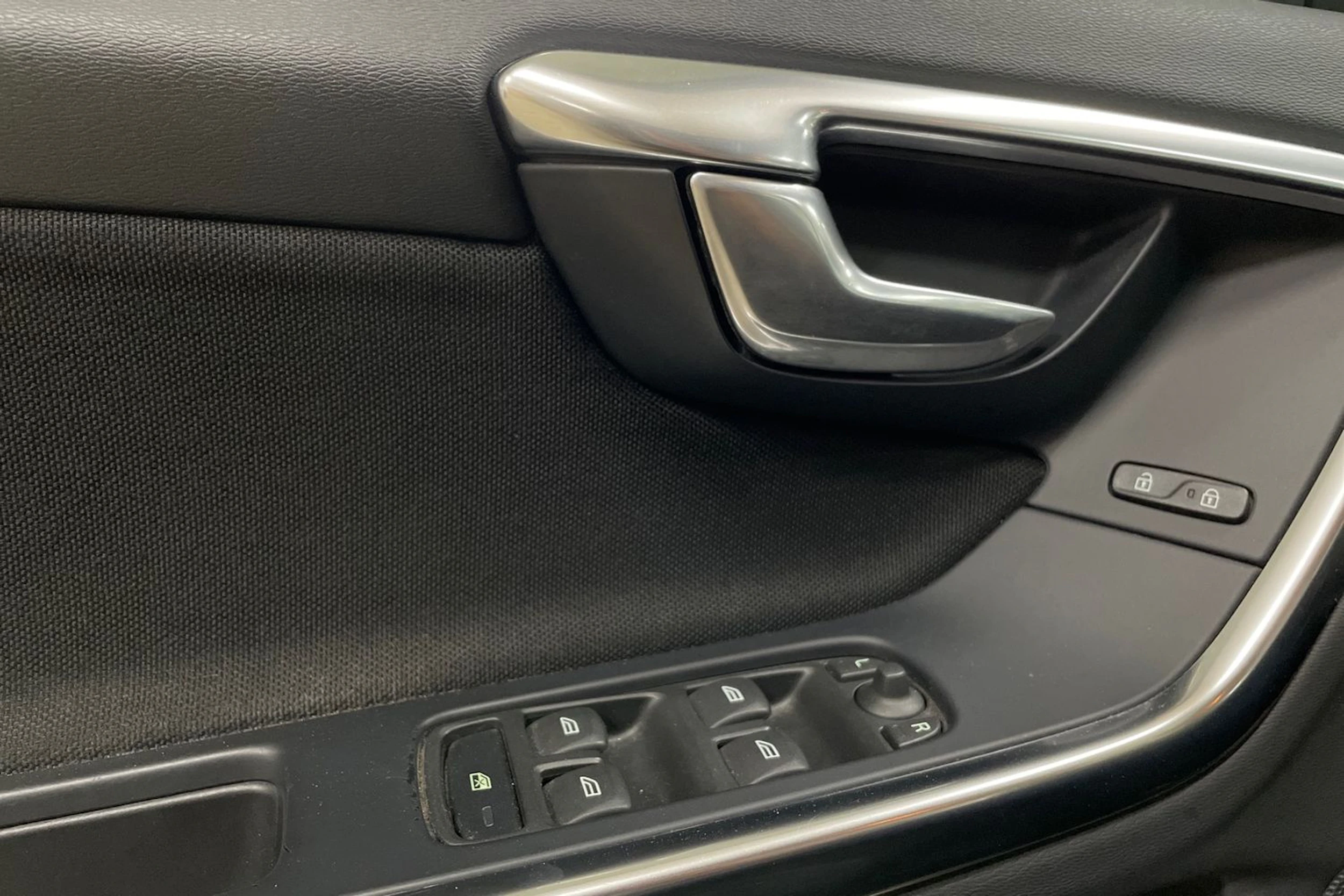 musta Volvo V60 2012 kuva 18.