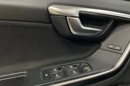 musta Volvo V60 2012 kuva 18.