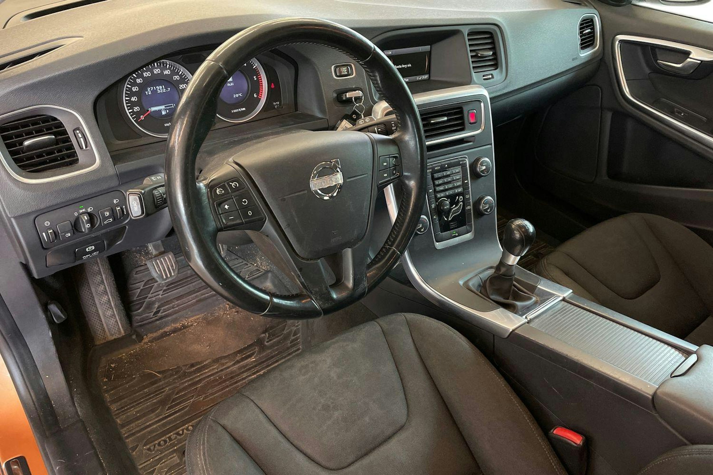 Oranssi Volvo V60 2012 kuva 3.