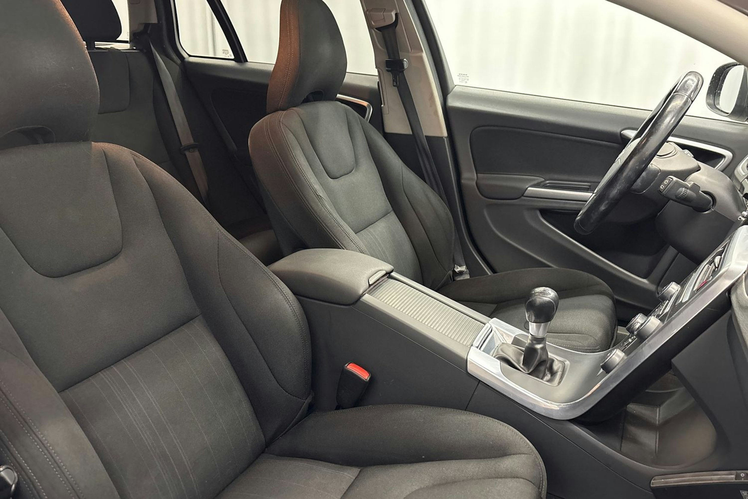 musta Volvo V60 2012 kuva 14.