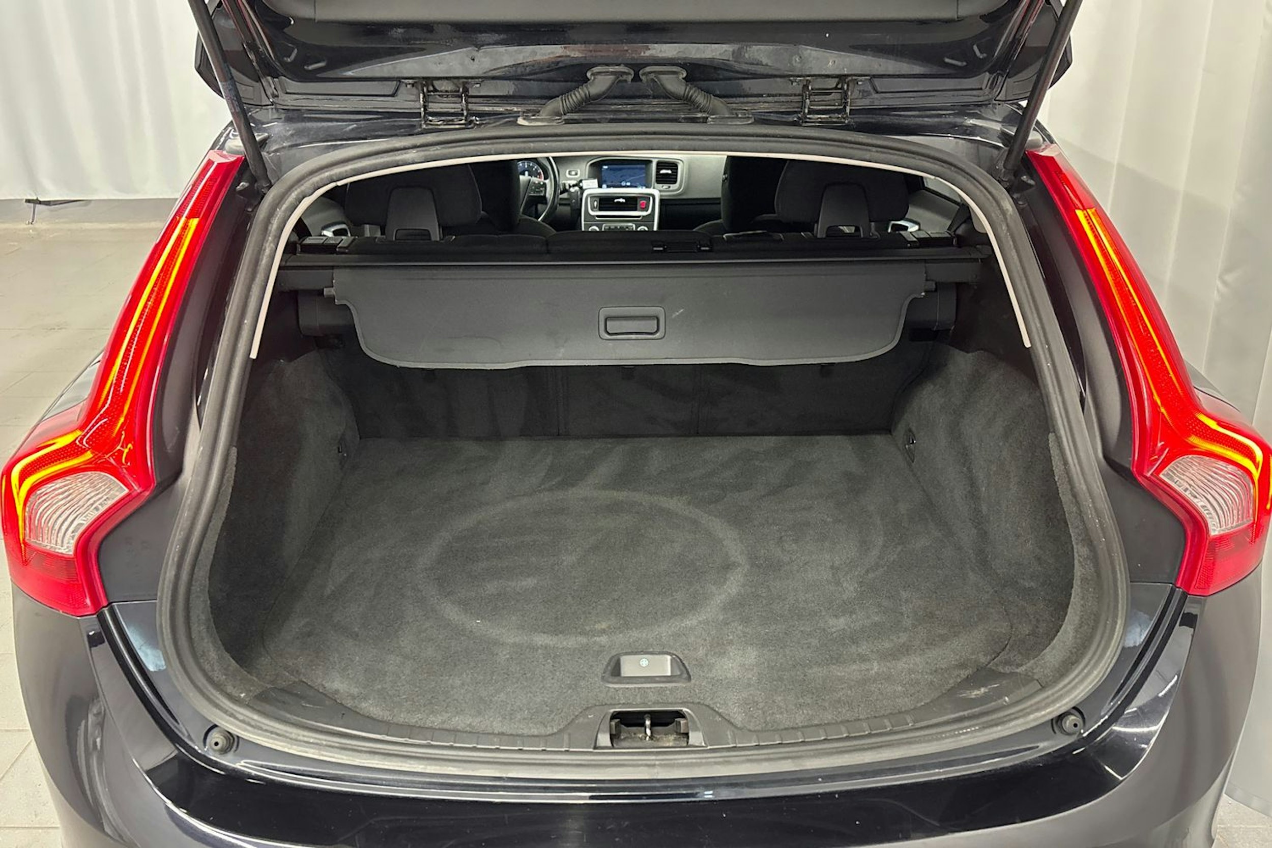 musta Volvo V60 2012 kuva 15.