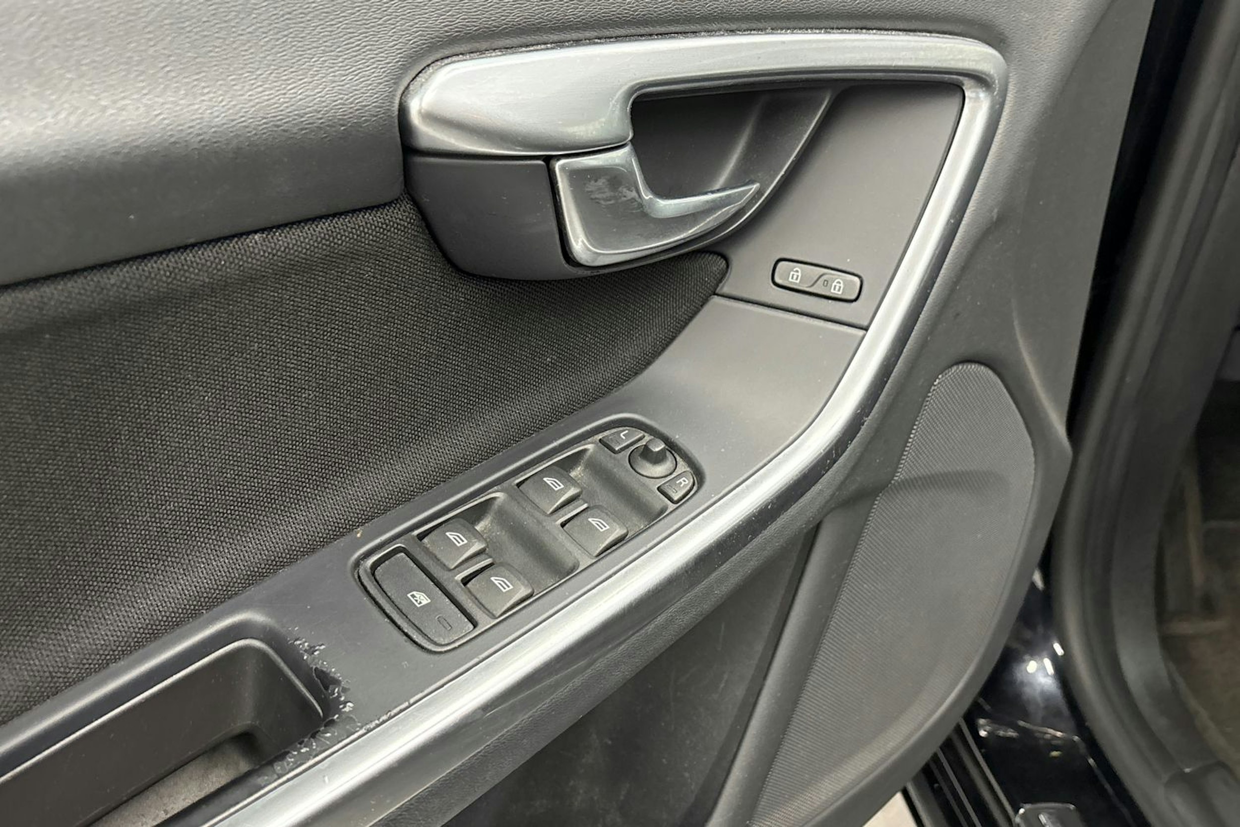 musta Volvo V60 2012 kuva 16.