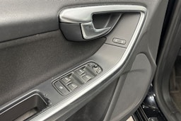 musta Volvo V60 2012 kuva 16.