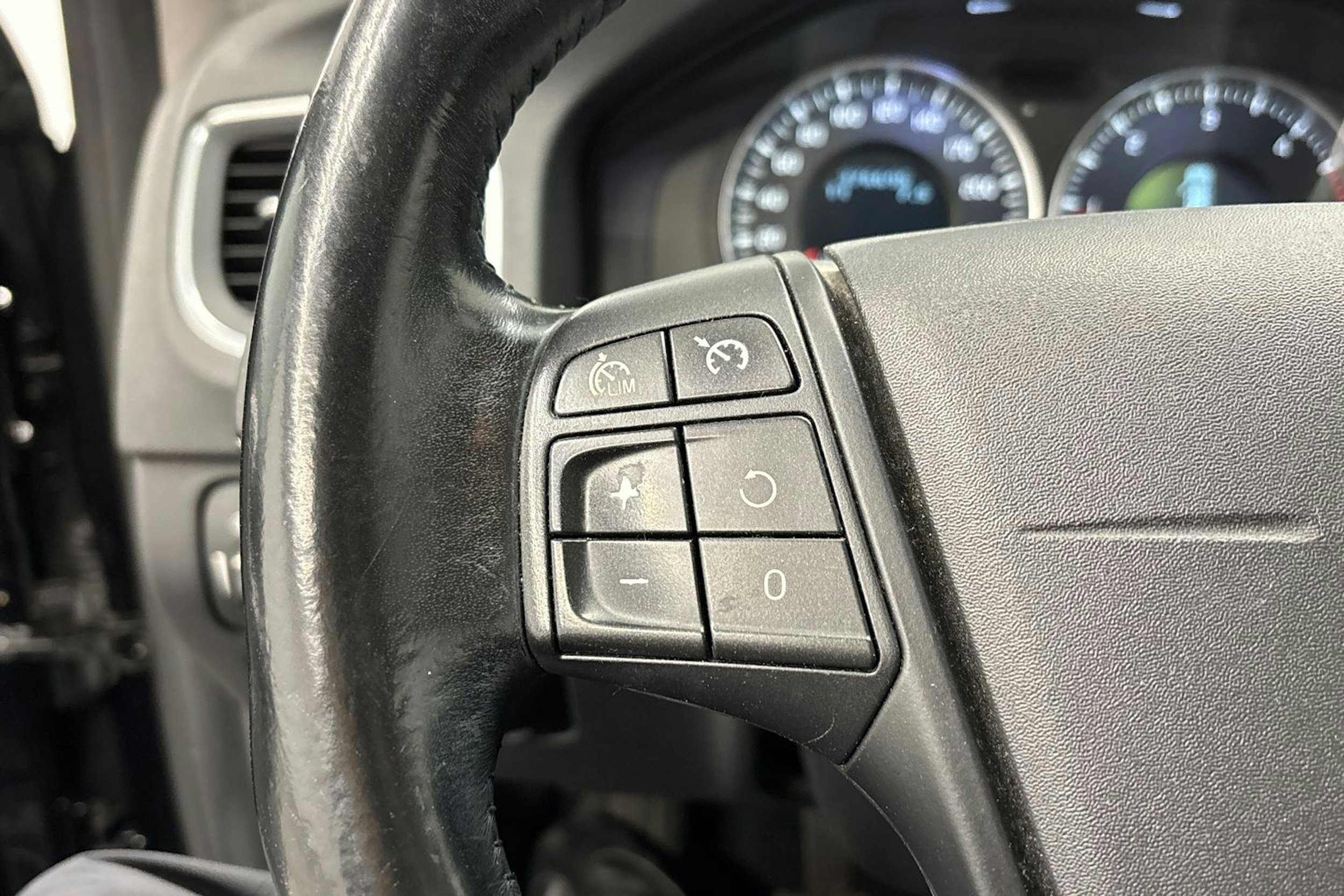 musta Volvo V60 2012 kuva 17.