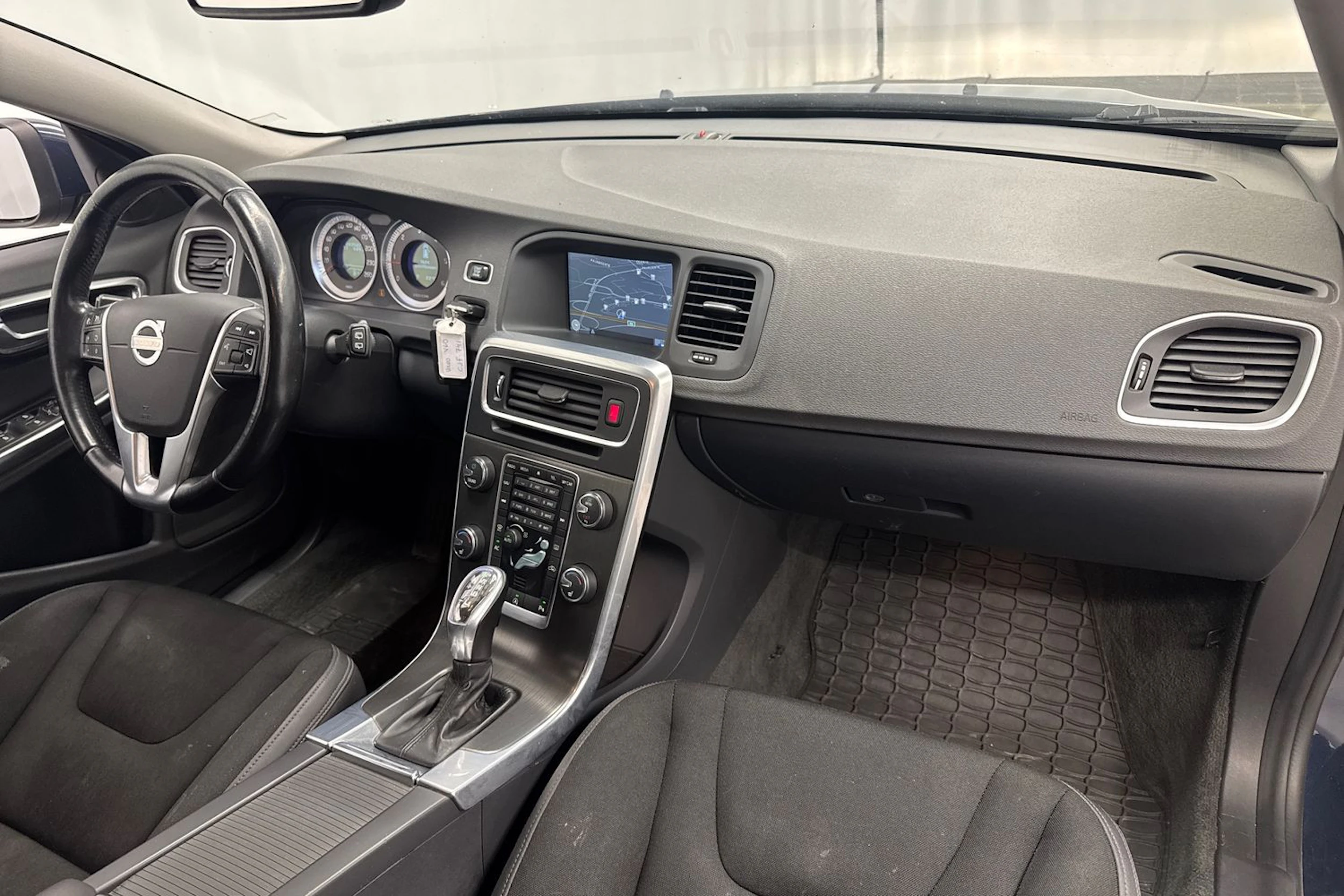 sininen Volvo V60 2013 kuva 16.