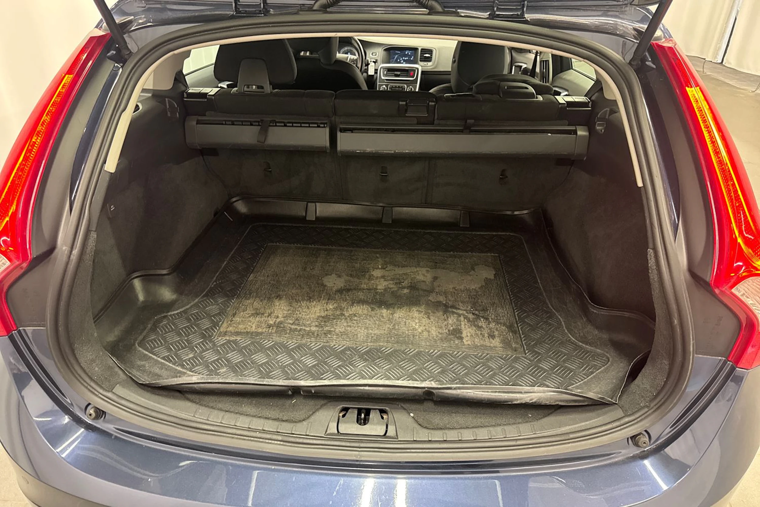 sininen Volvo V60 2013 kuva 17.