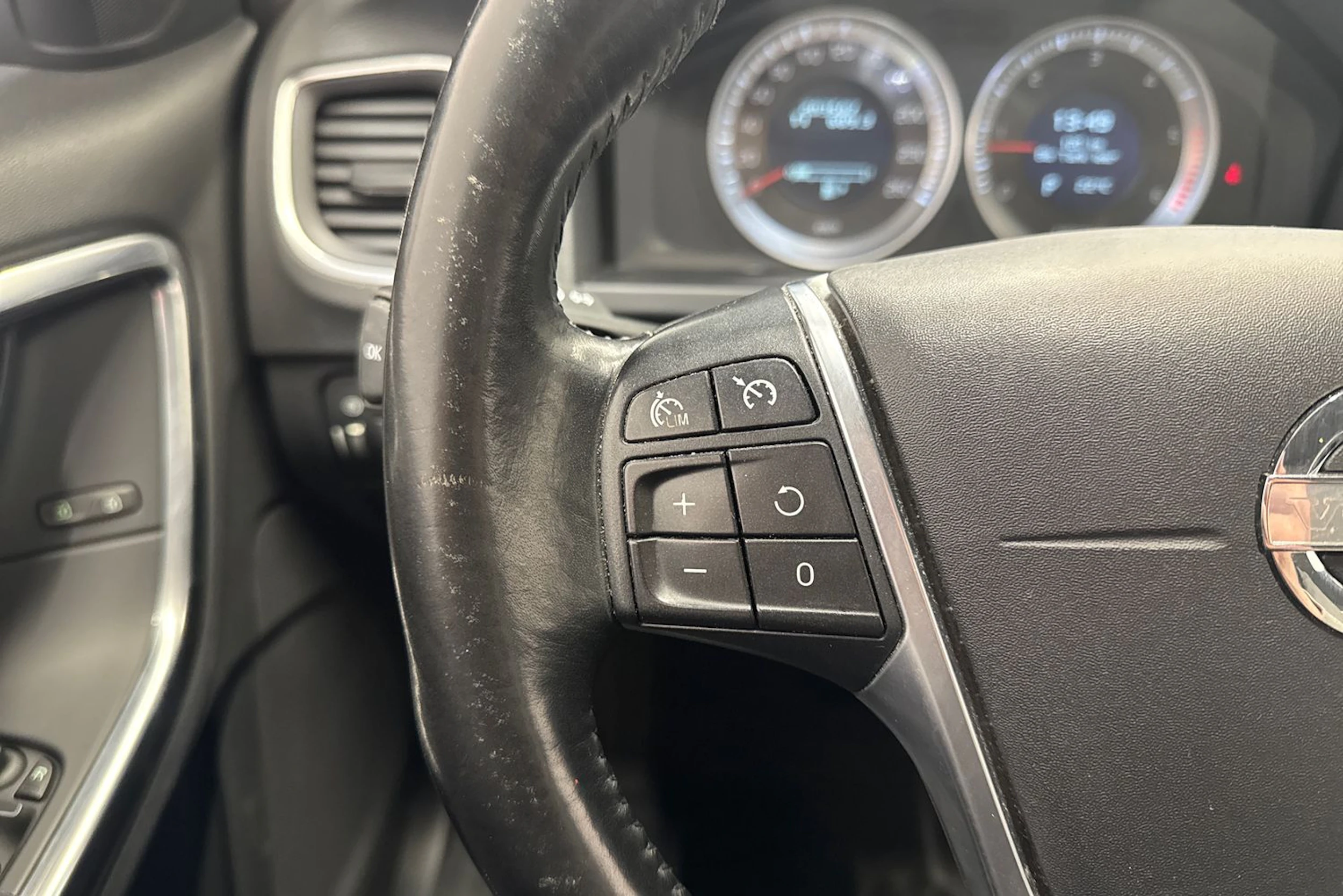 sininen Volvo V60 2013 kuva 20.